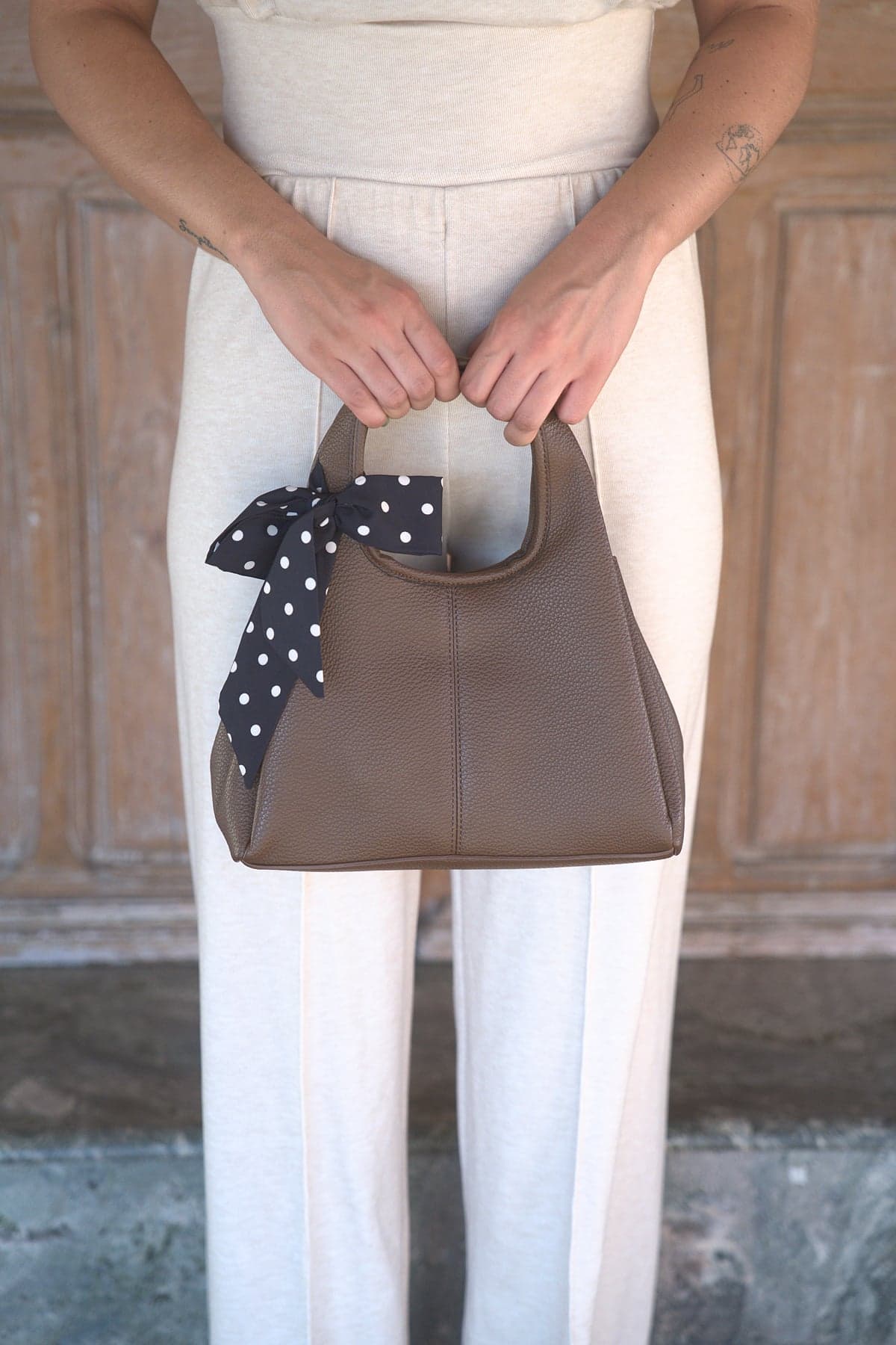 Bolso con lazo taupe, vista de frente 1