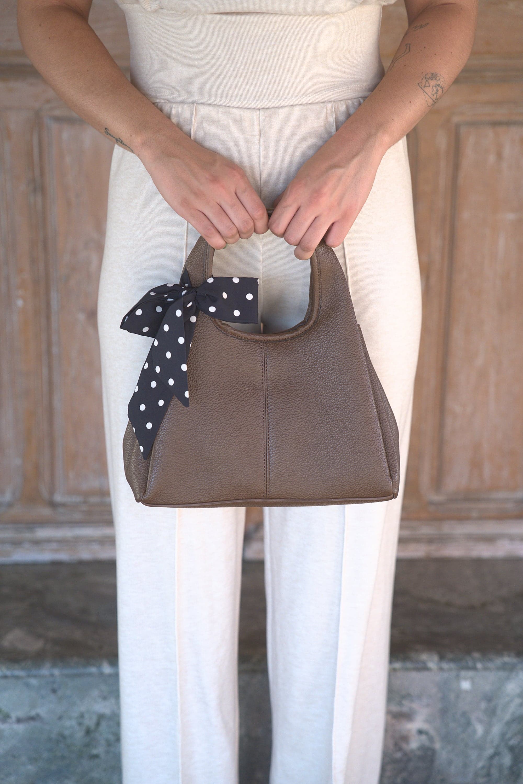 Bolso con lazo taupe, vista de frente 1