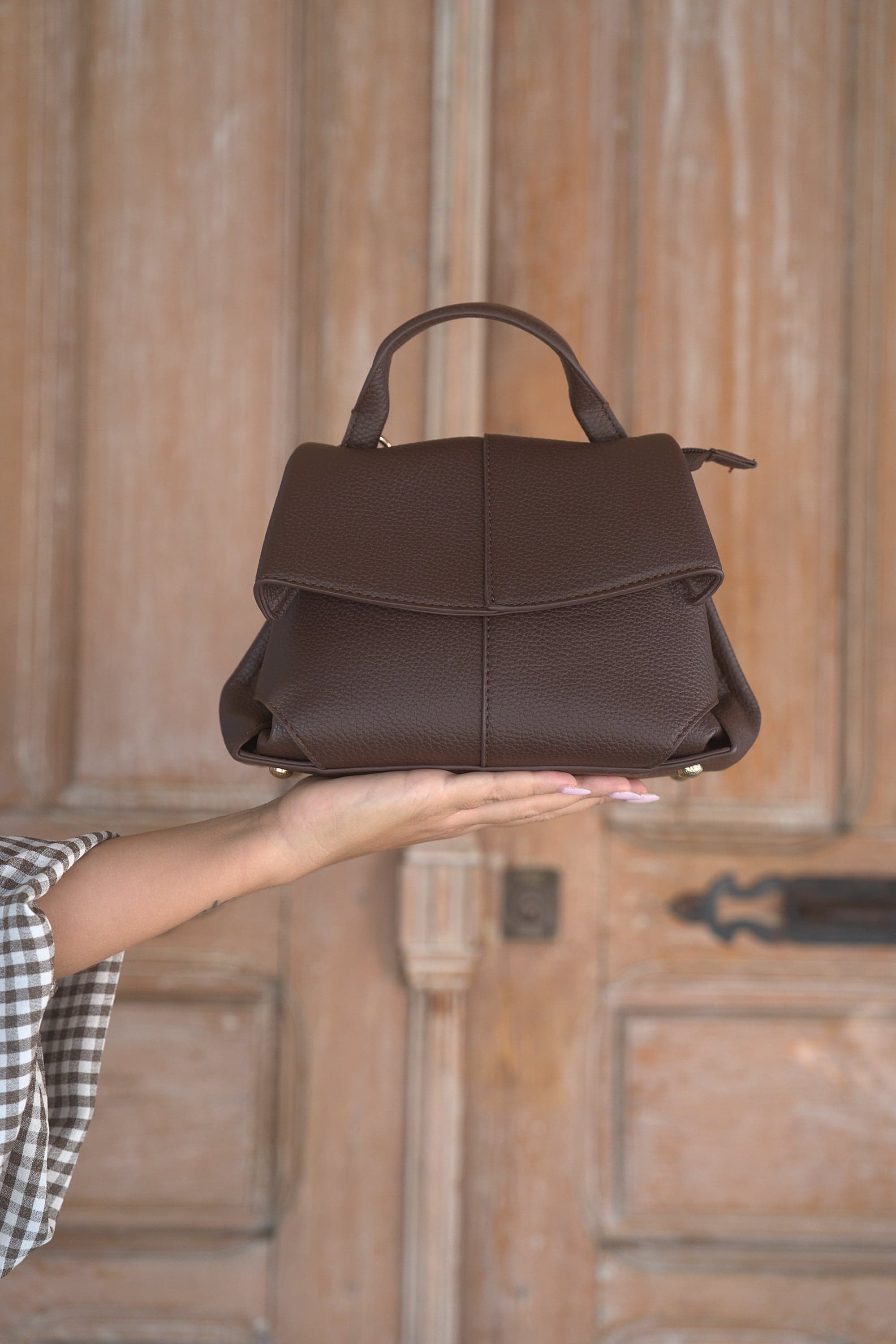 Bolso pequeño con solapa marrón, vista de frente 1
