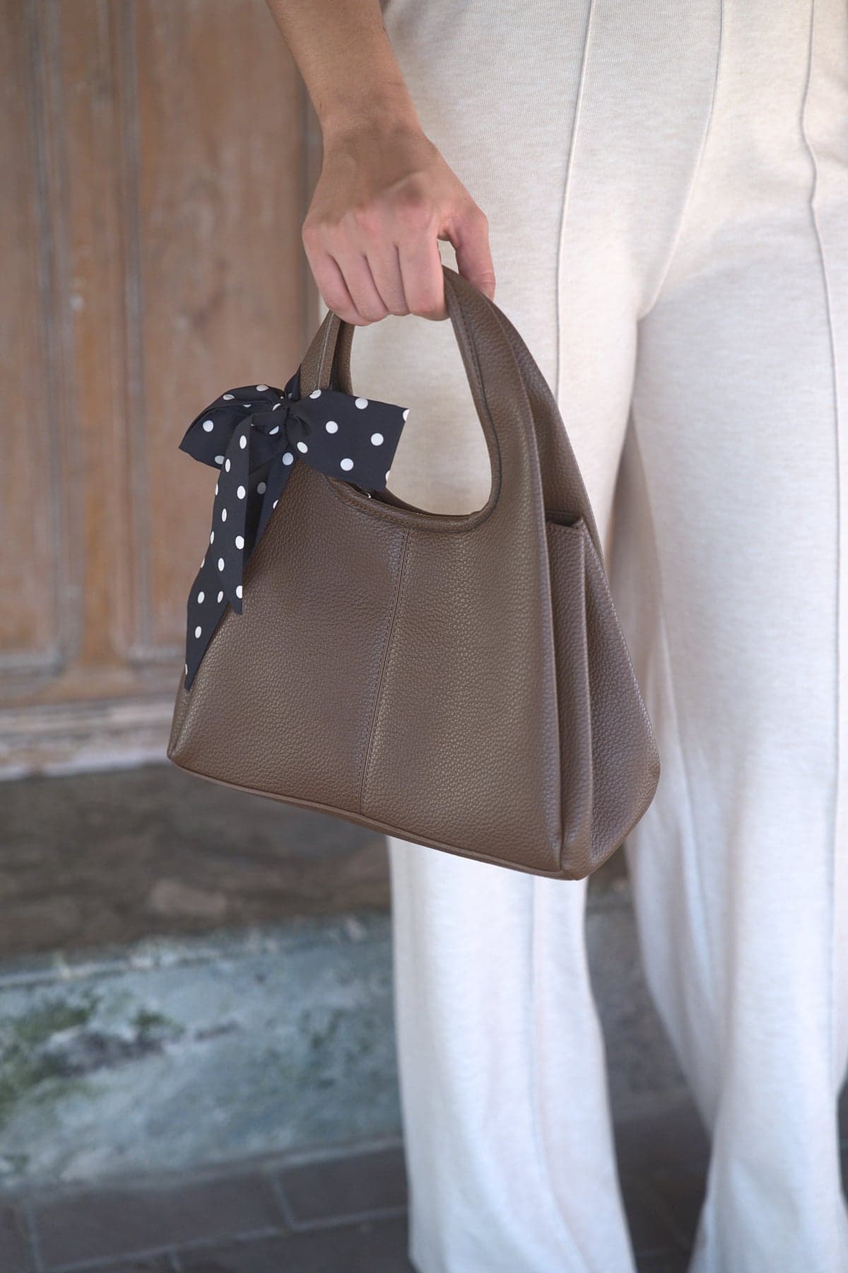 Bolso con lazo taupe, vista de perfil 1