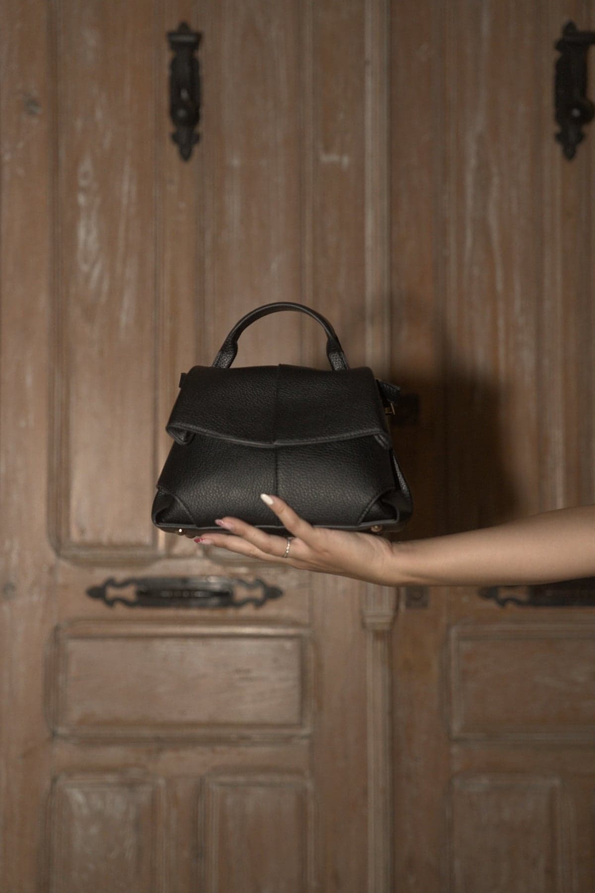 Bolso pequeño con solapa negro, vista de frente 2