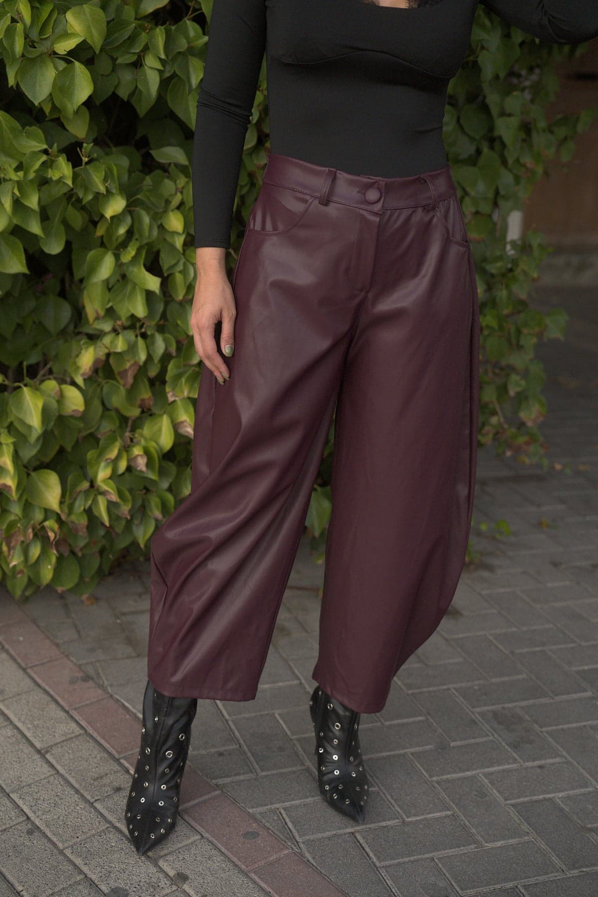 Pantalón culotte efecto piel granate, vista de frente 2