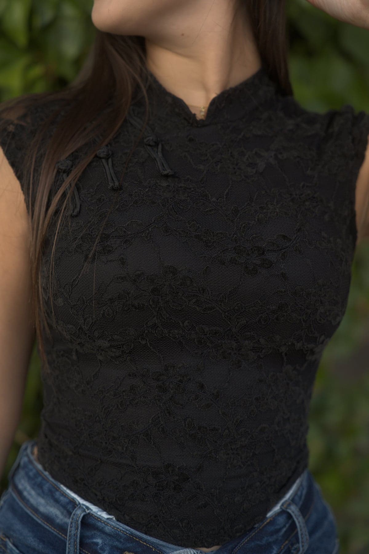 Top de encaje negro, detalle 1
