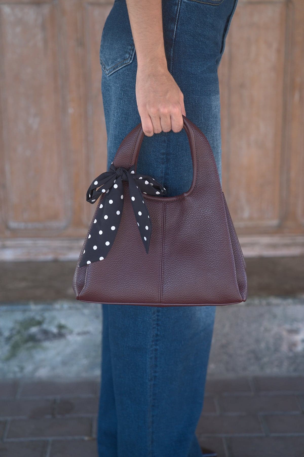 Bolso con lazo granate, vista de frente 3