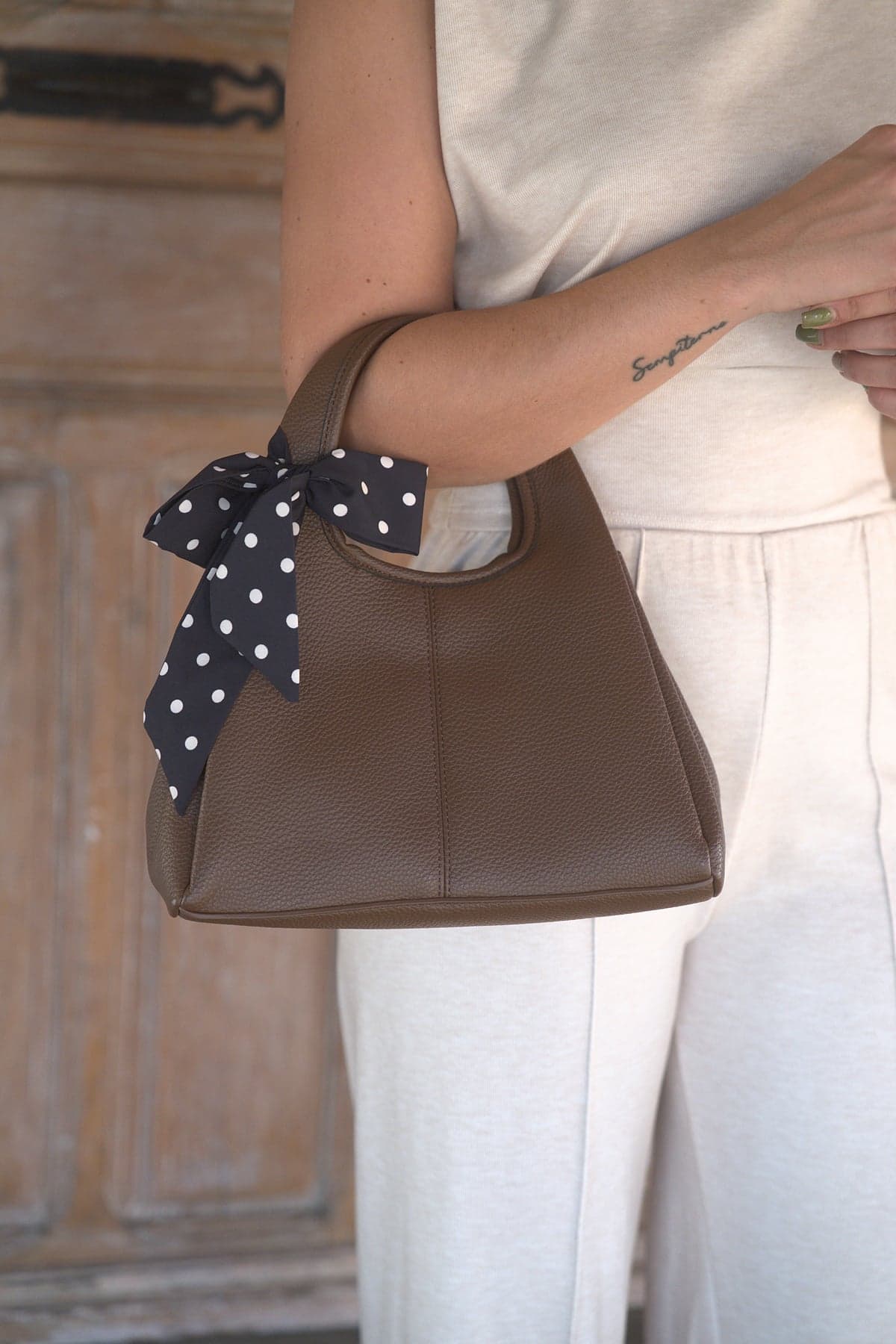 Bolso con lazo taupe, vista de perfil 2