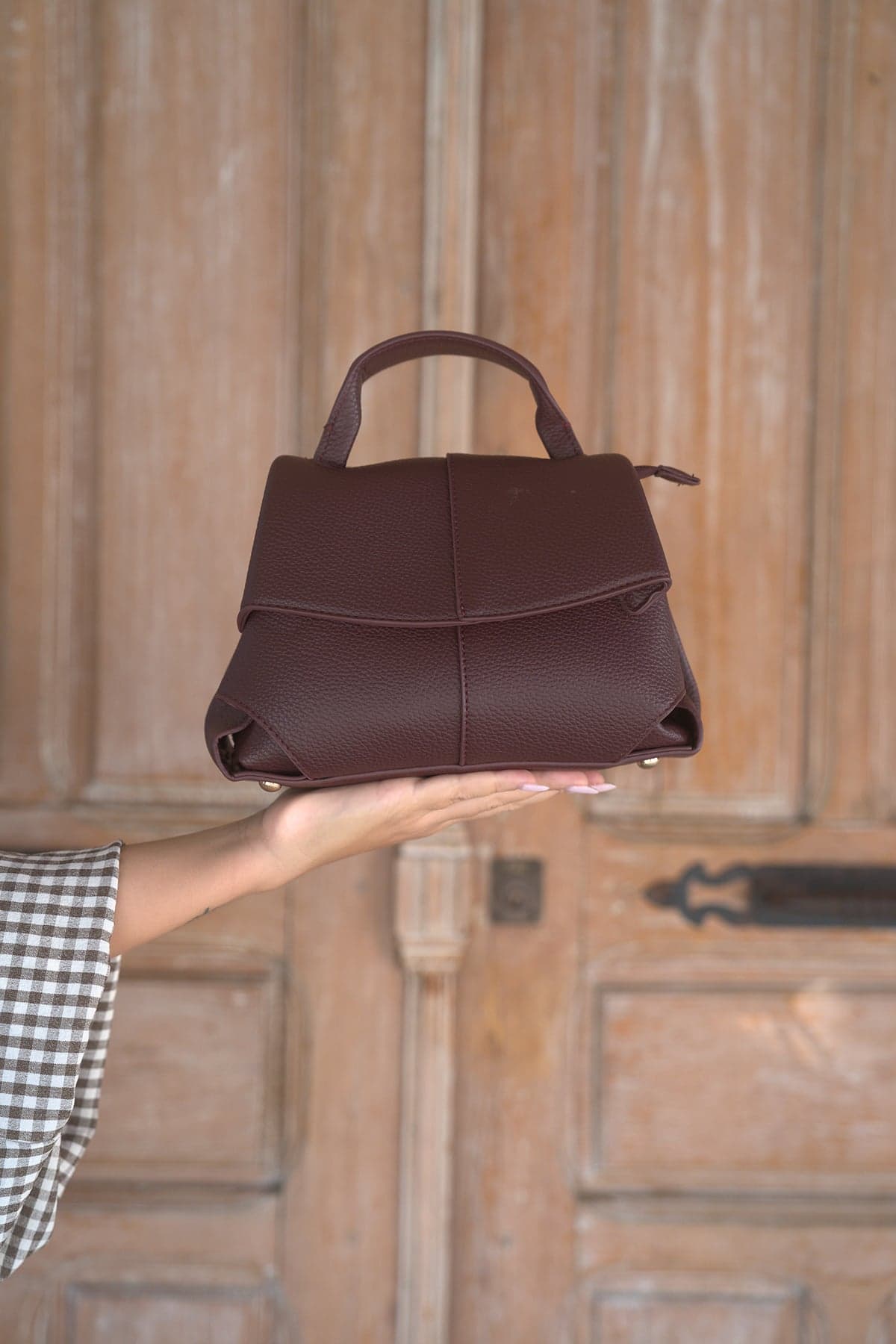 Bolso pequeño con solapa granate, vista de frente 3