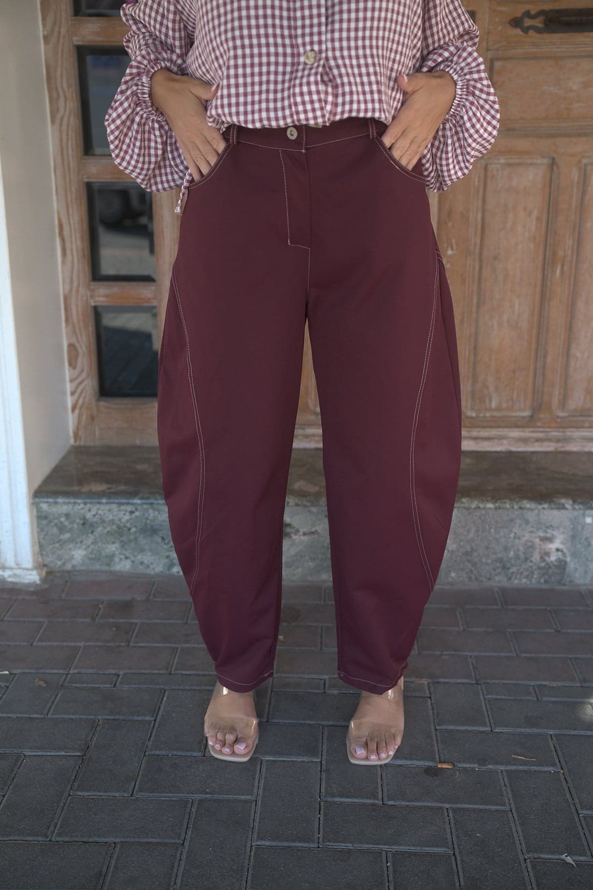 Pantalón amplio pespuntes granate, vista de frente 3