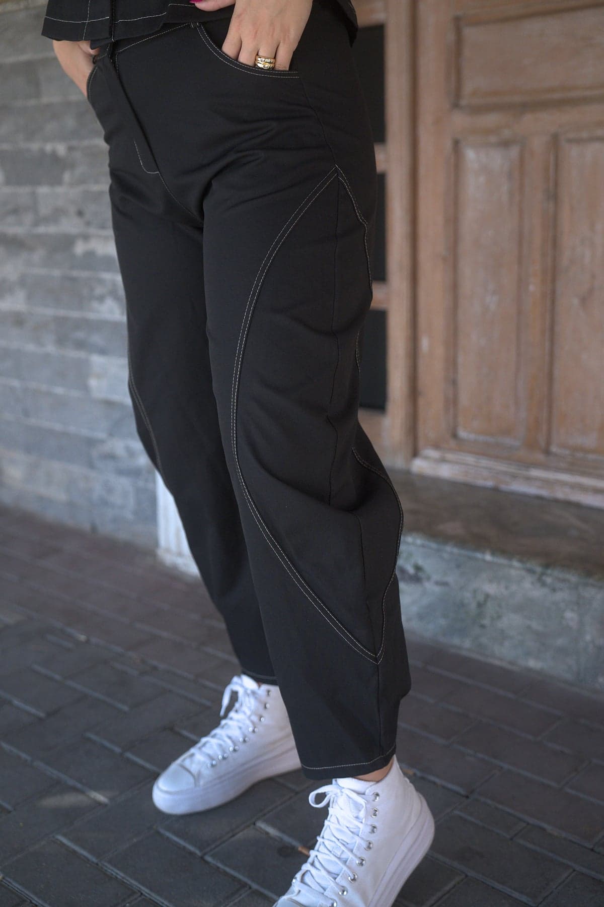 Pantalón amplio pespuntes negro, detalle 1