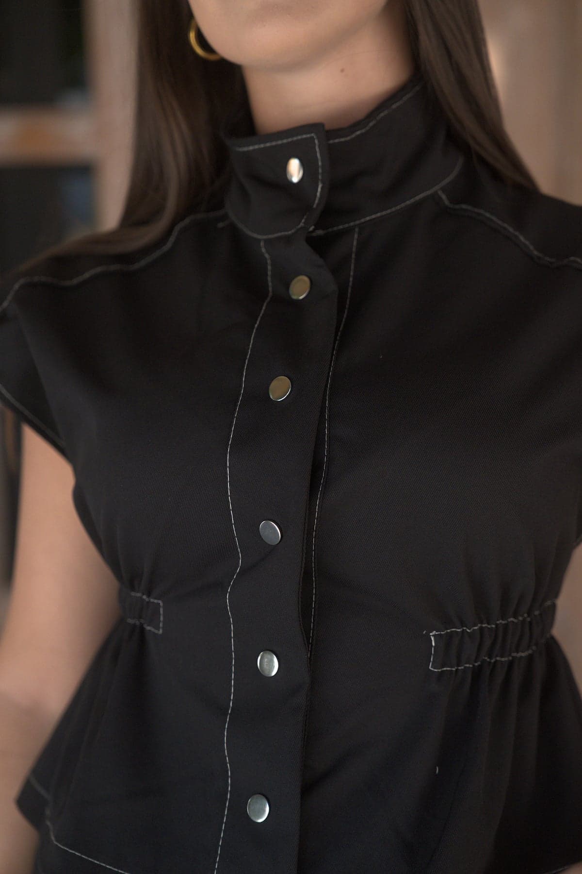 Top de botones negro, detalle 1