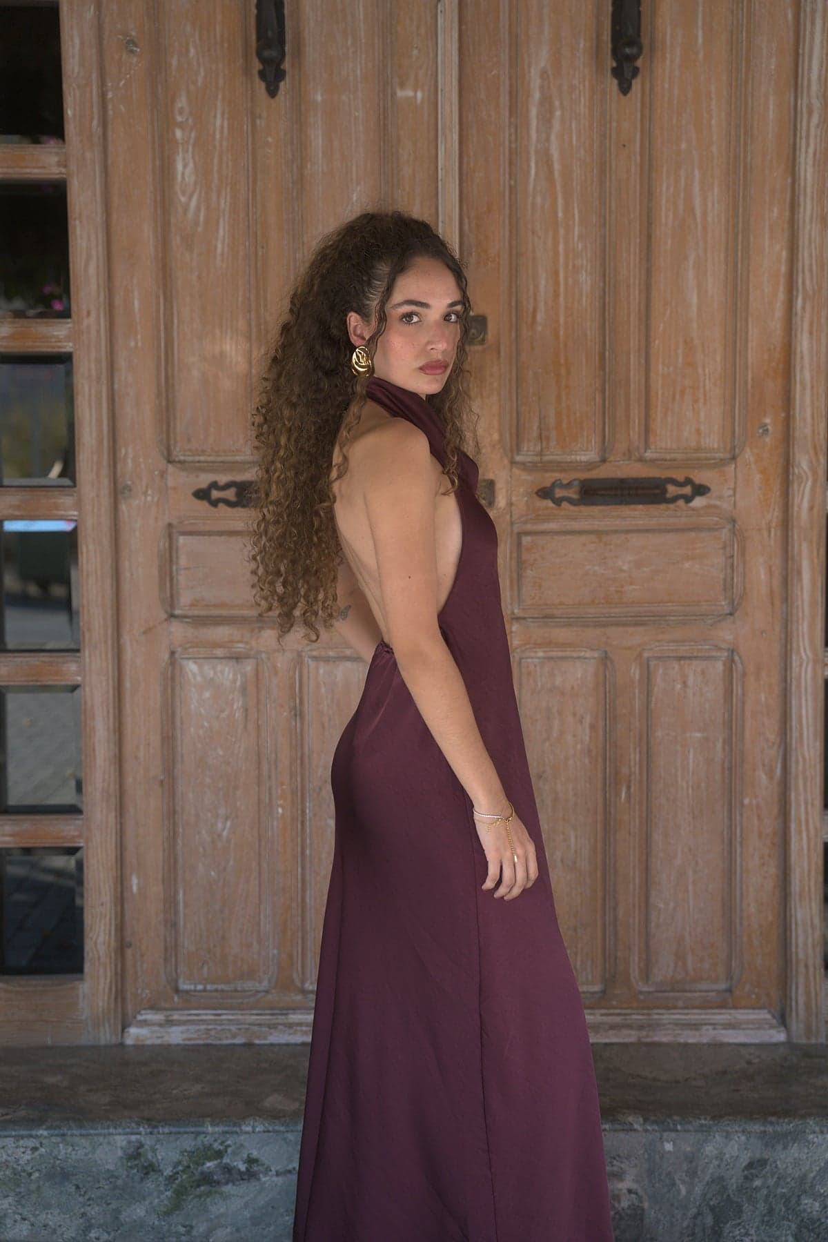 Vestido satinado granate, vista de perfil 1