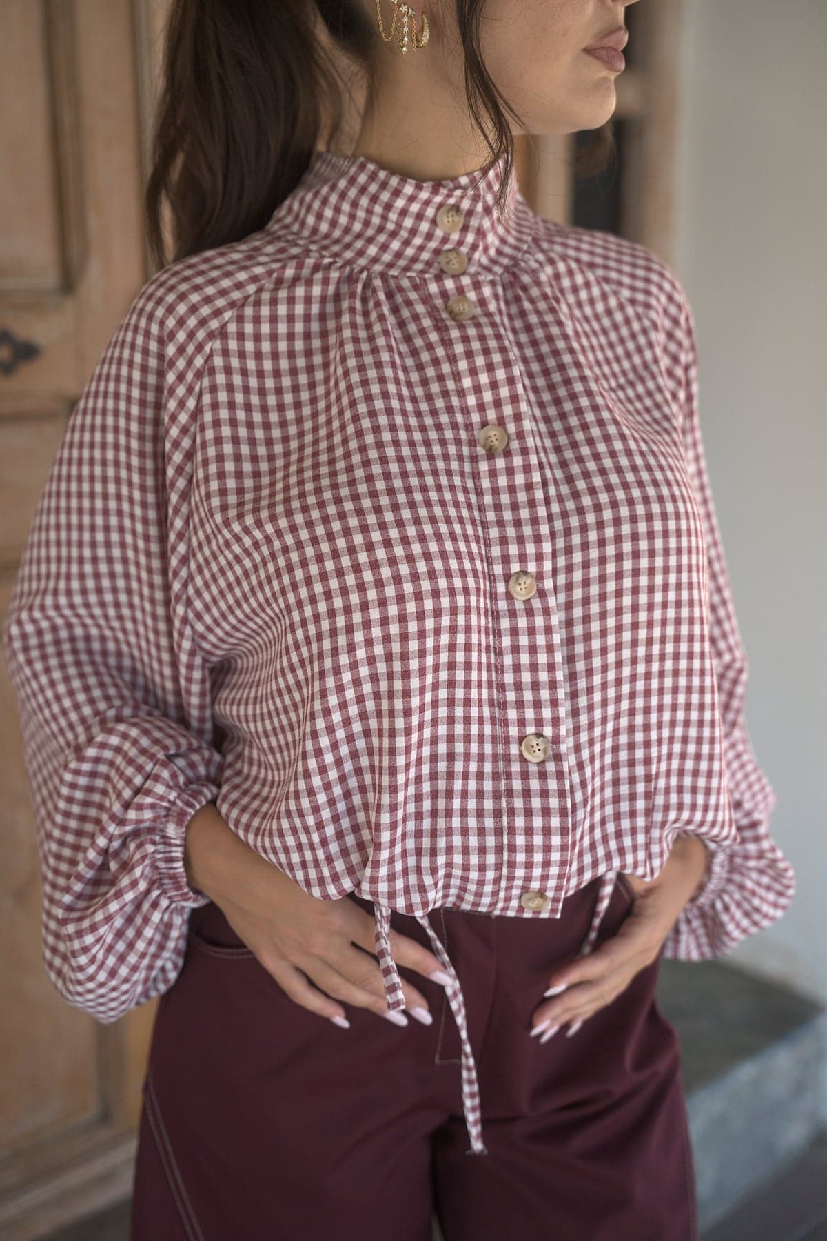 Blusa de cuadros granate, vista de frente 4