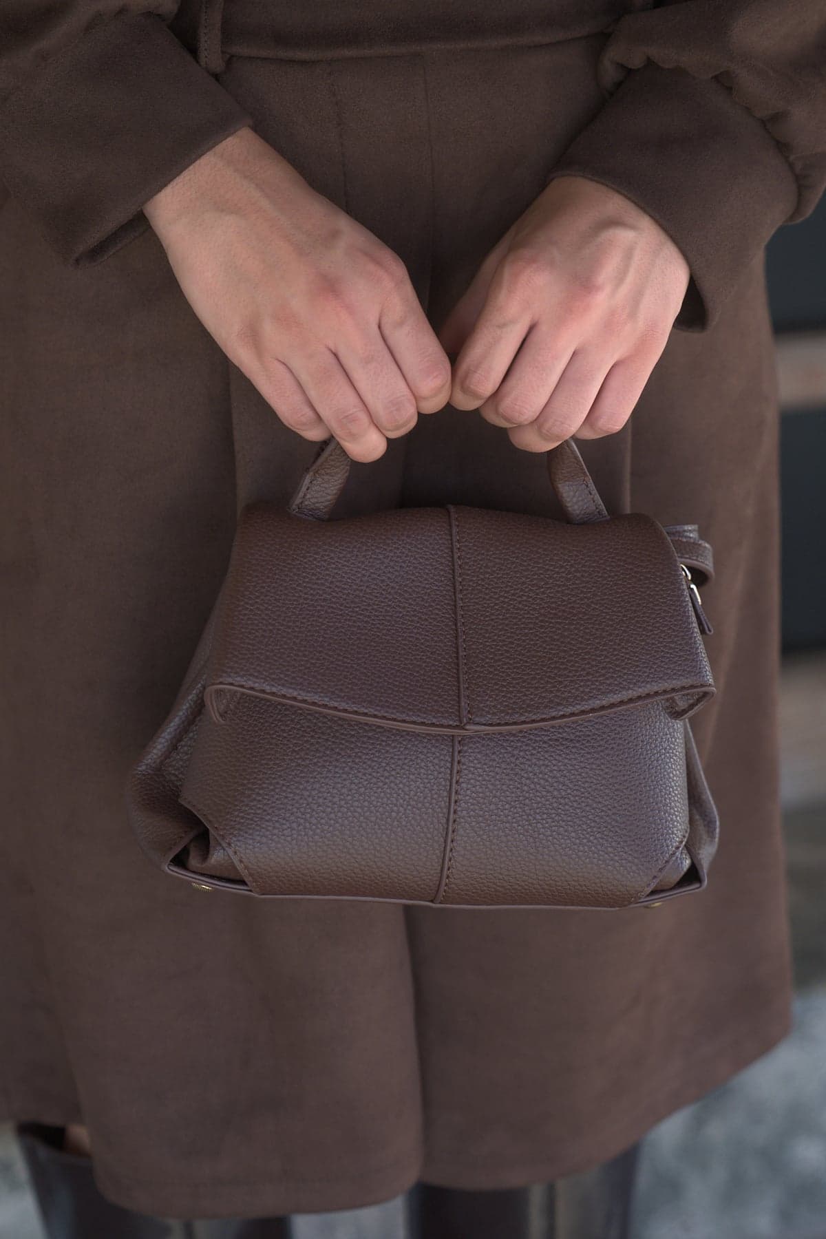 Bolso pequeño con solapa marrón, detalle 1