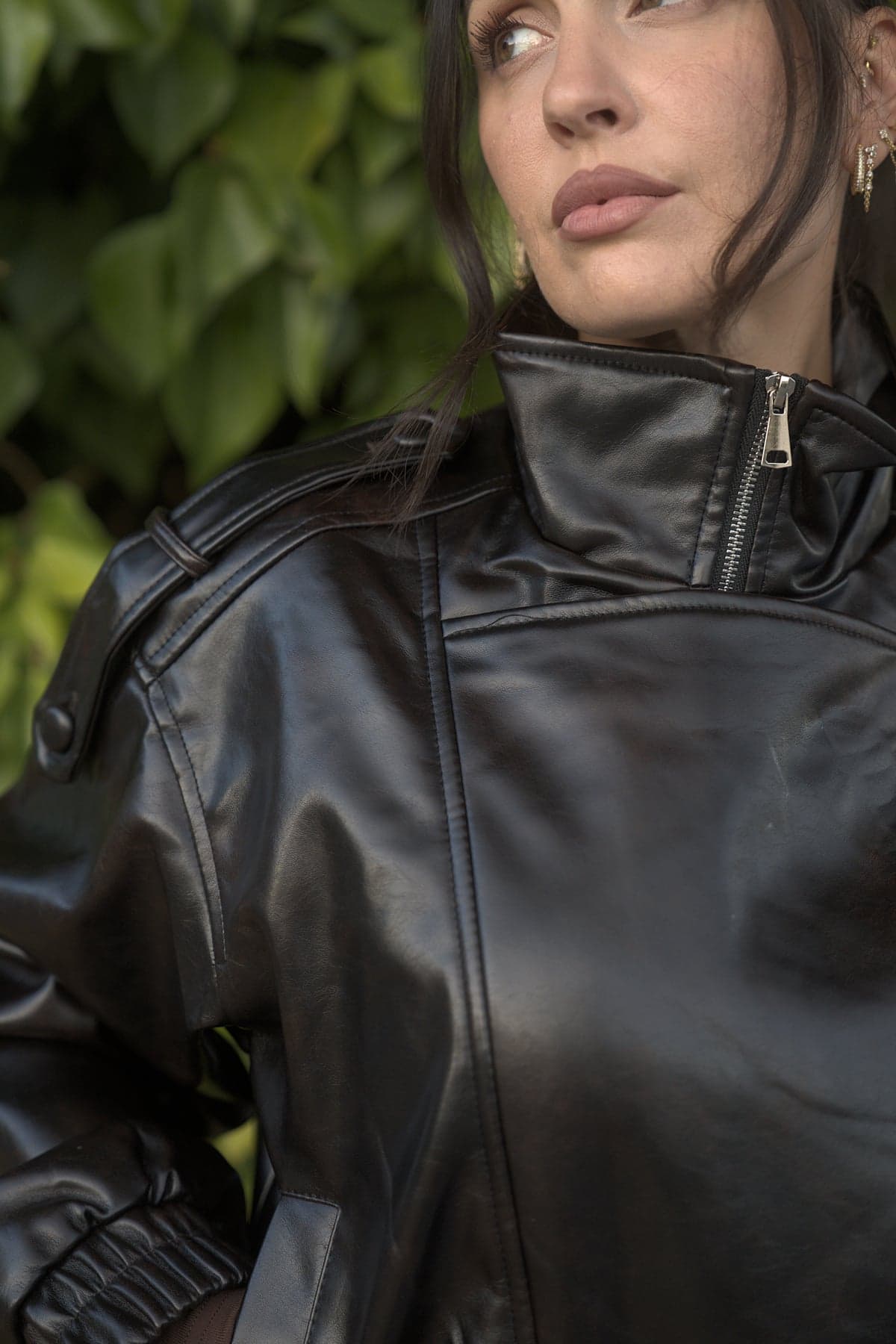 Cazadora efecto piel negra, detalle 1