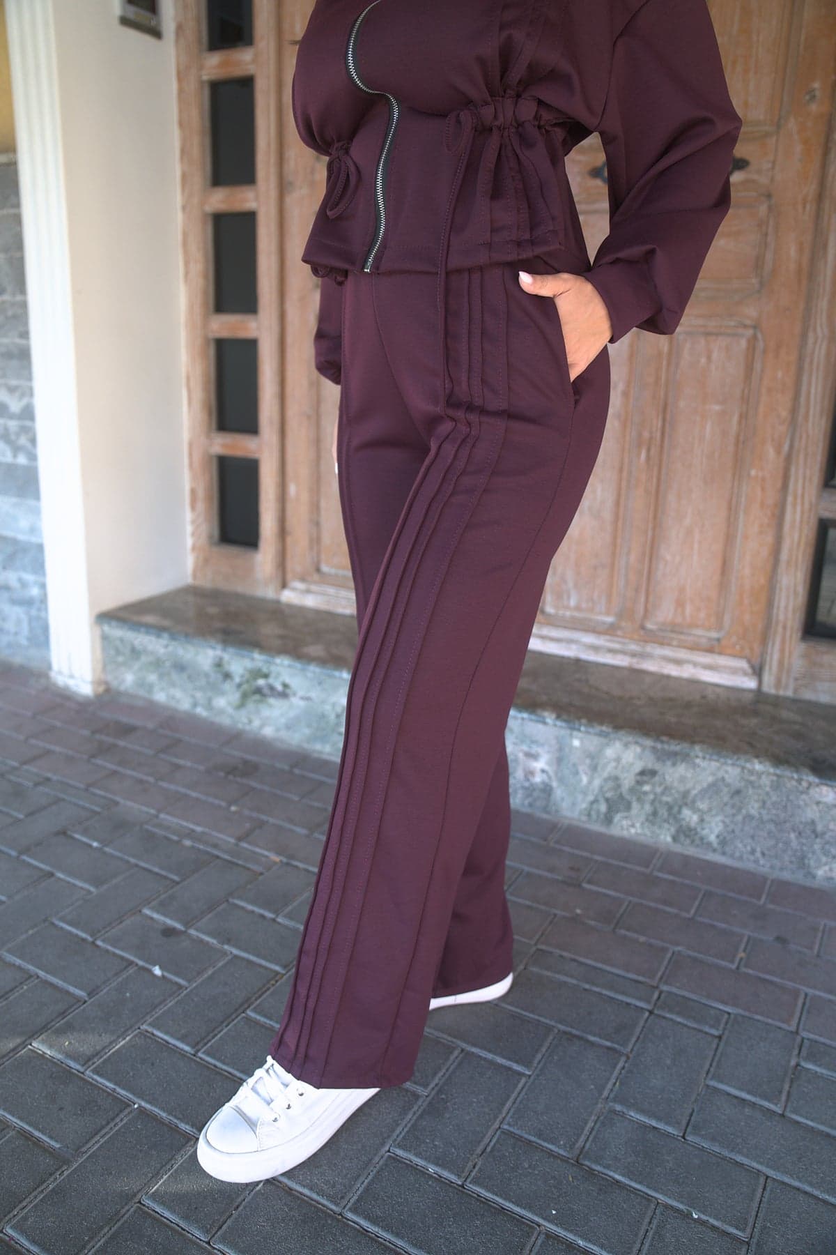 Conjunto granate cremallera, vista de perfil 2