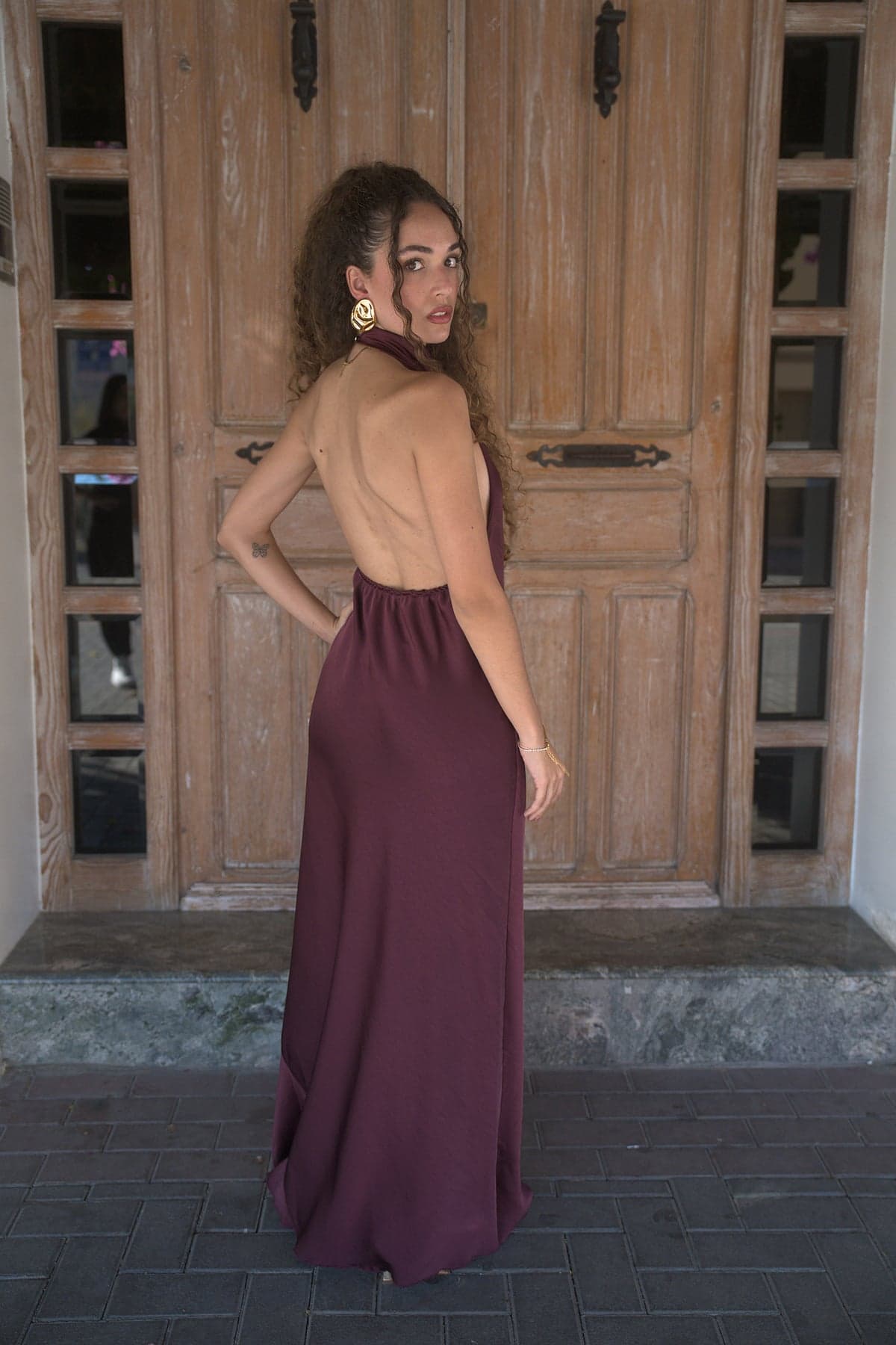 Vestido satinado granate, vista de espalda 1