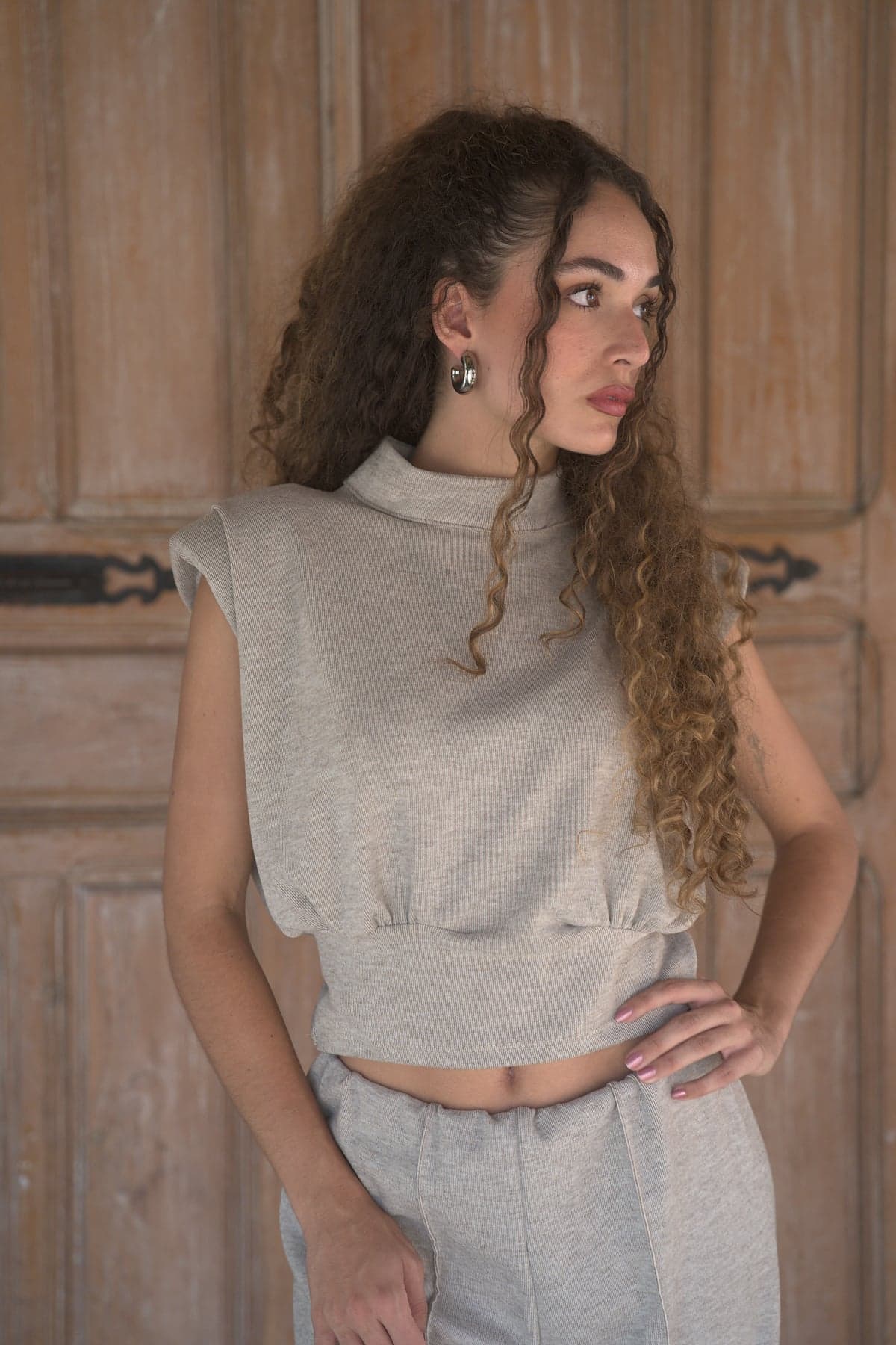 Conjunto gris beige, vista de frente 5
