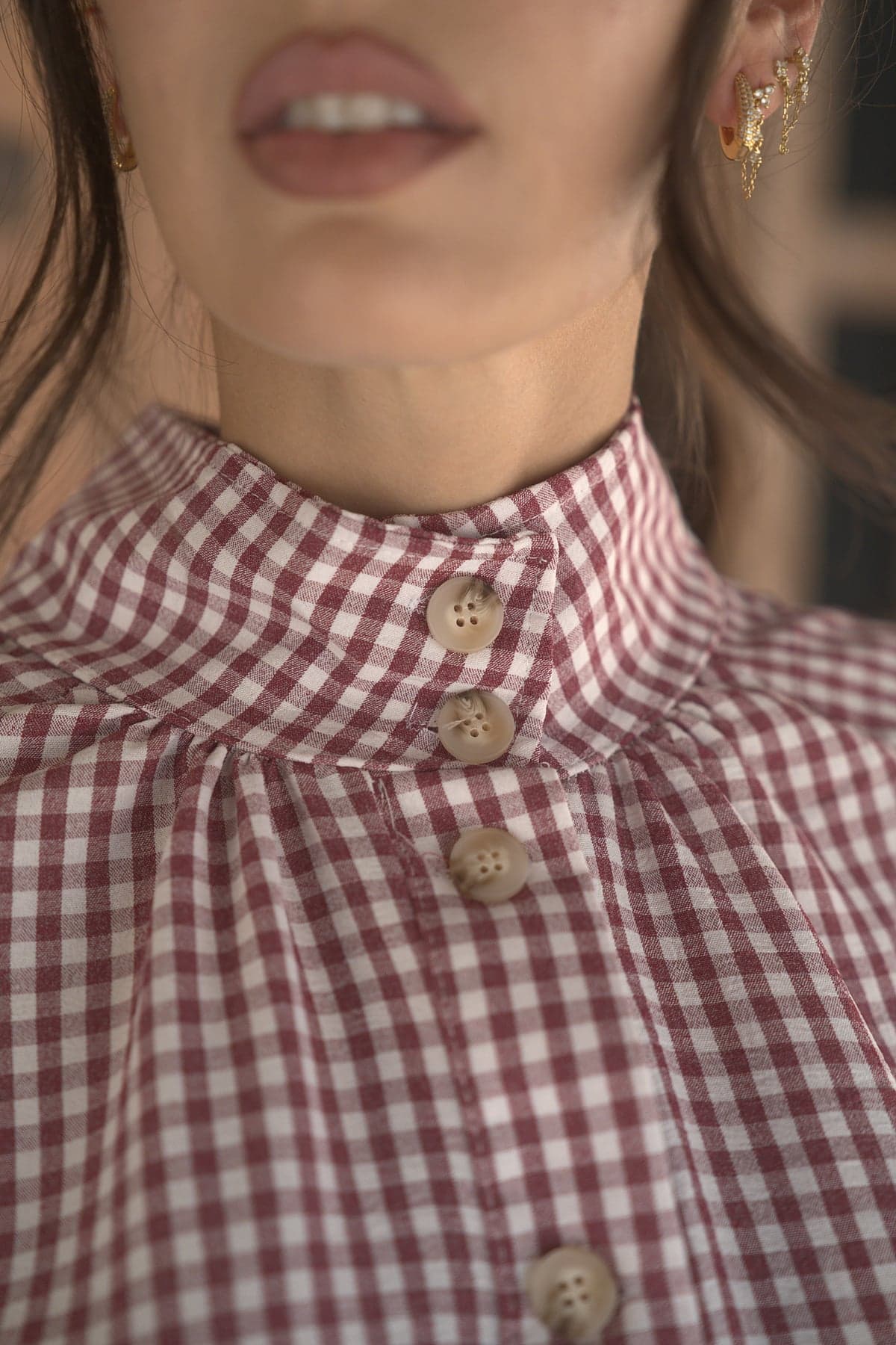Blusa de cuadros granate, detalle 1