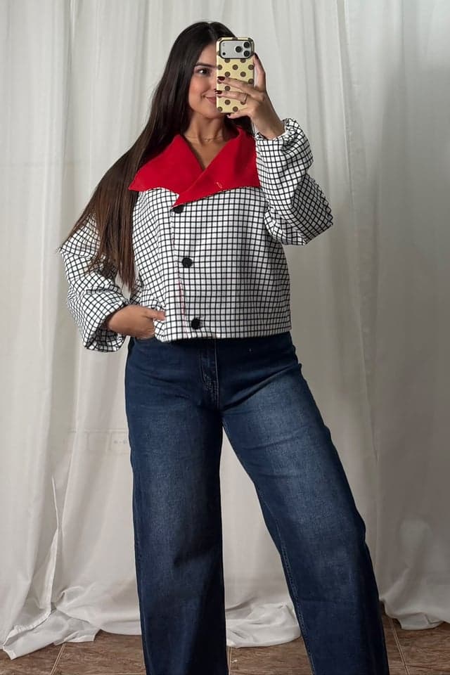 Chaqueta de cuadros con solapa, look de espejo de Victoria