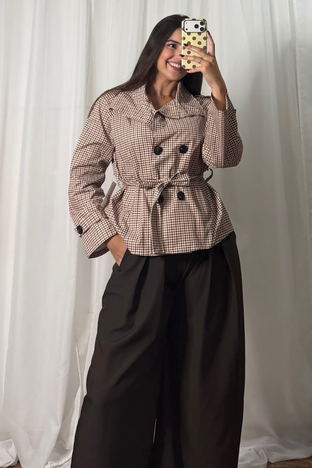 Chaqueta impermeable de cuadros marrón, look de espejo de Victoria