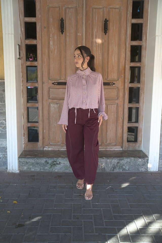 Blusa de cuadros granate, vista de frente 1