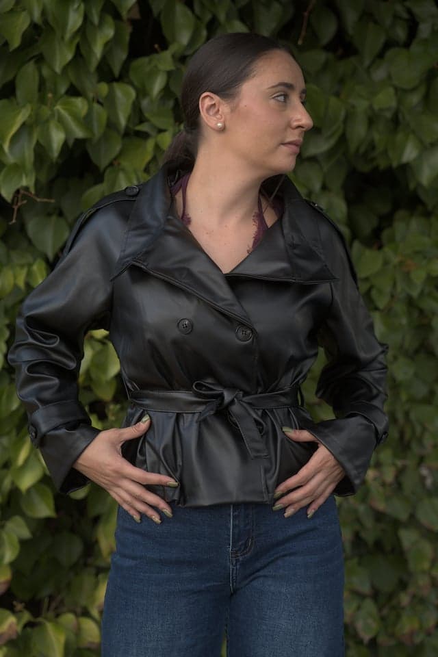 Chaqueta efecto piel negra, vista de frente 1