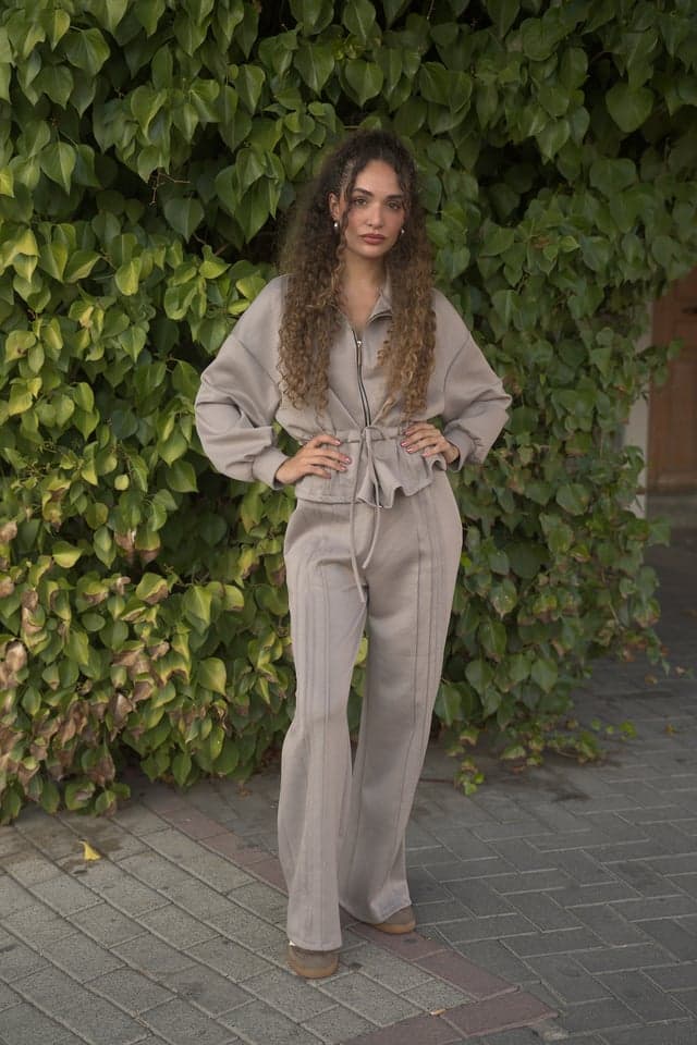 Conjunto taupe cremallera, vista de frente 1
