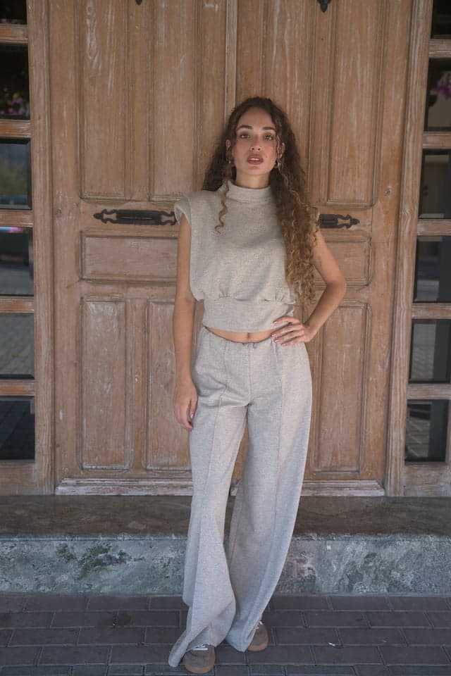 Conjunto gris beige, vista de frente 1