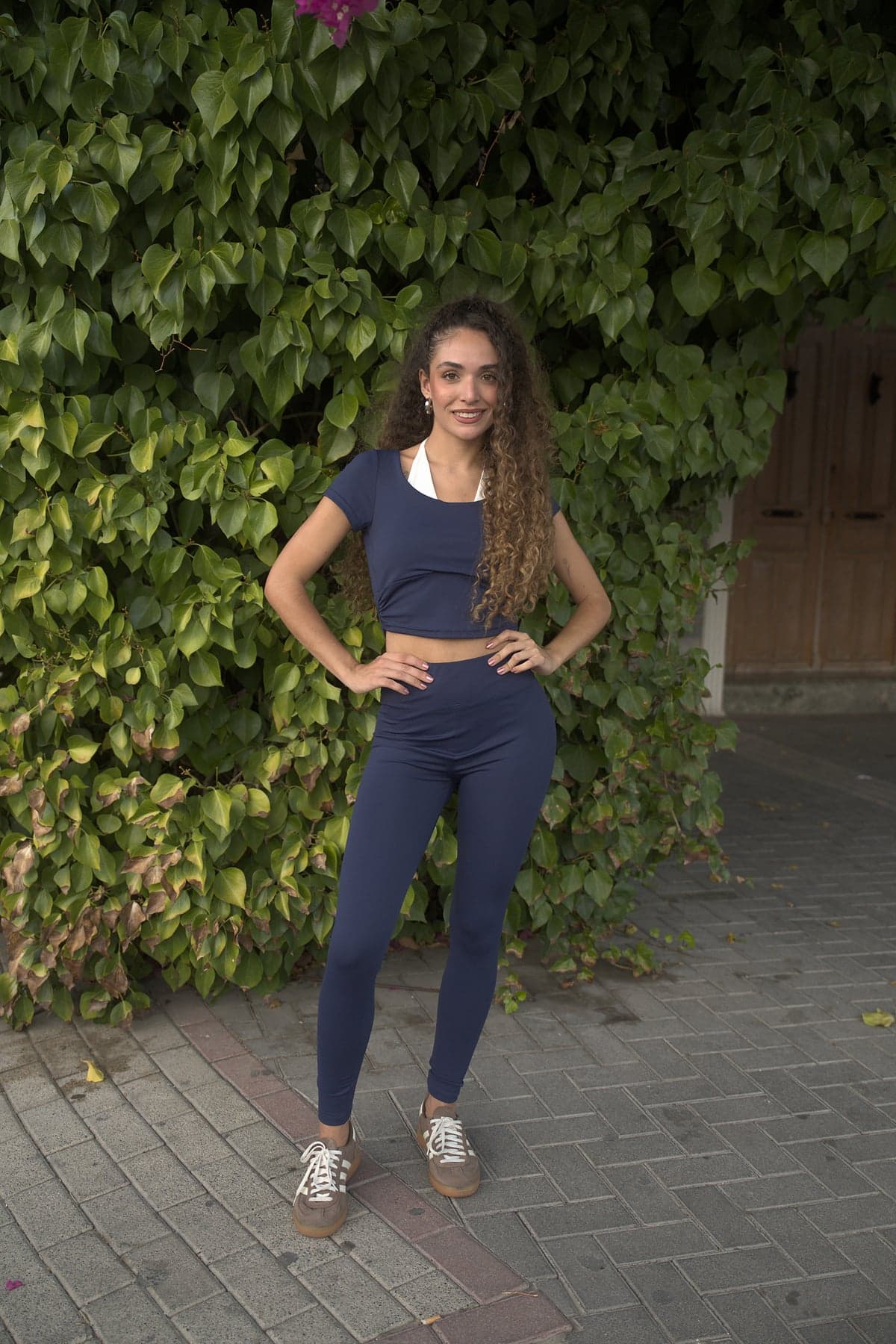 Conjunto deportivo azul marino, vista de frente 1