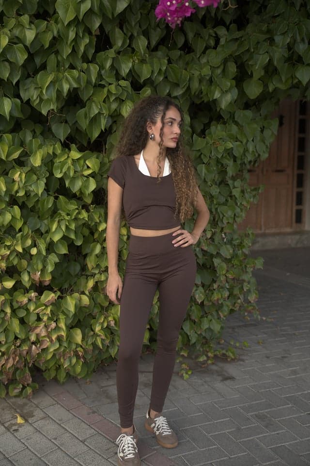Conjunto deportivo marrón oscuro, vista de frente 1