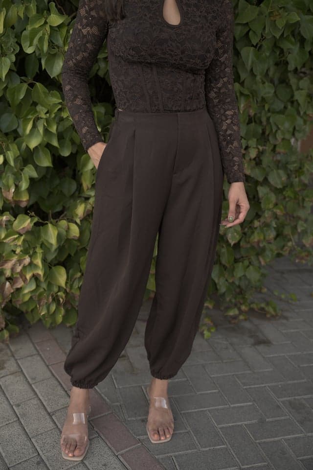 Pantalón de pinzas marrón taupe, vista de frente 1