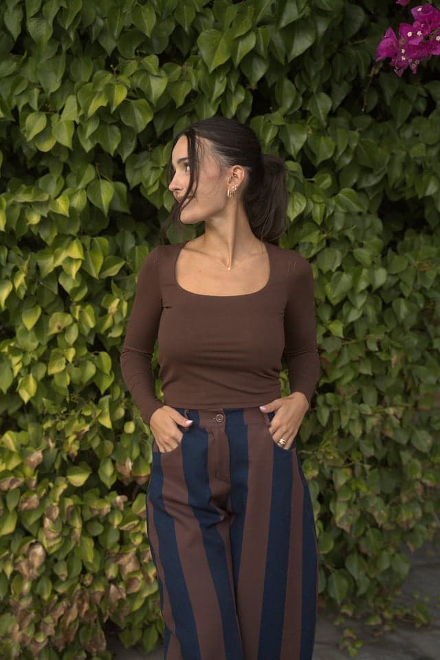 Camiseta marrón cuello cuadrado, vista de frente 2
