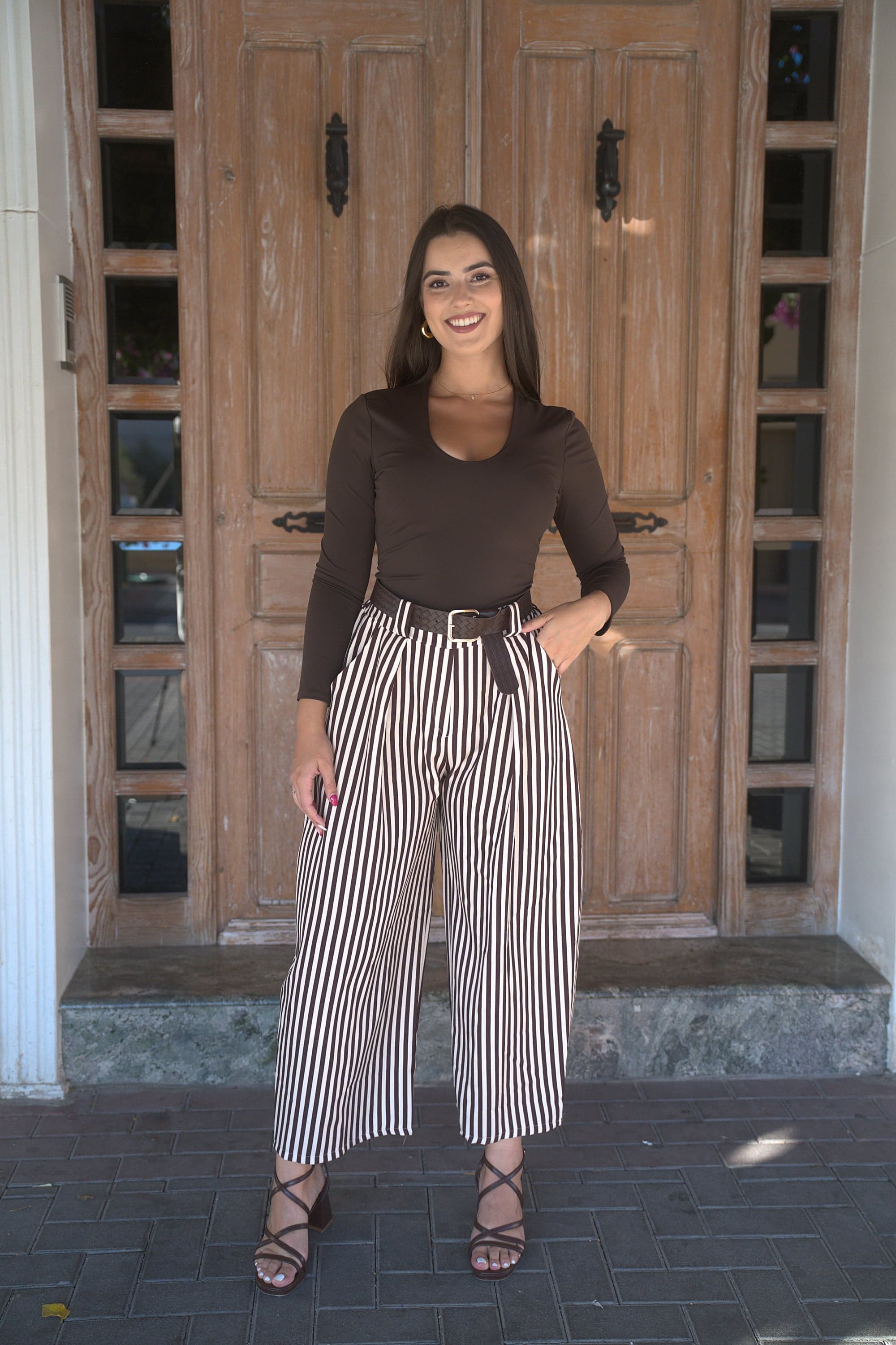 Pantalón de raya fina marrón, vista de frente 1