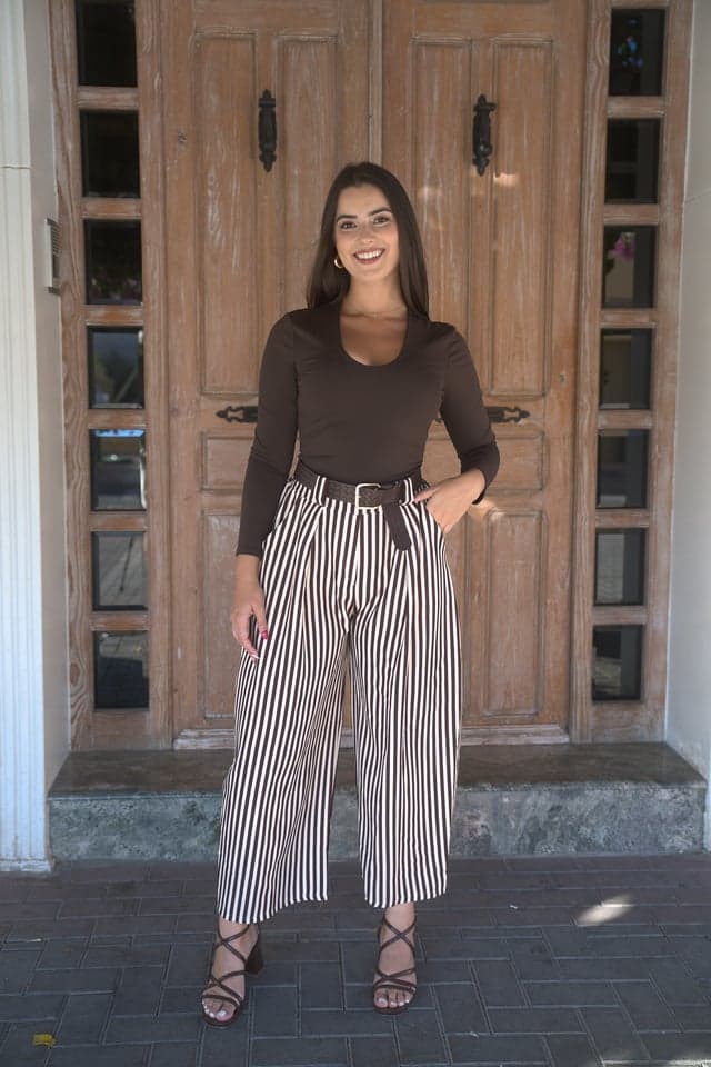 Pantalón de raya fina marrón, vista de frente 1