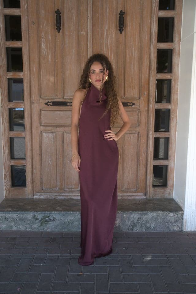 Vestido satinado granate, vista de frente 1