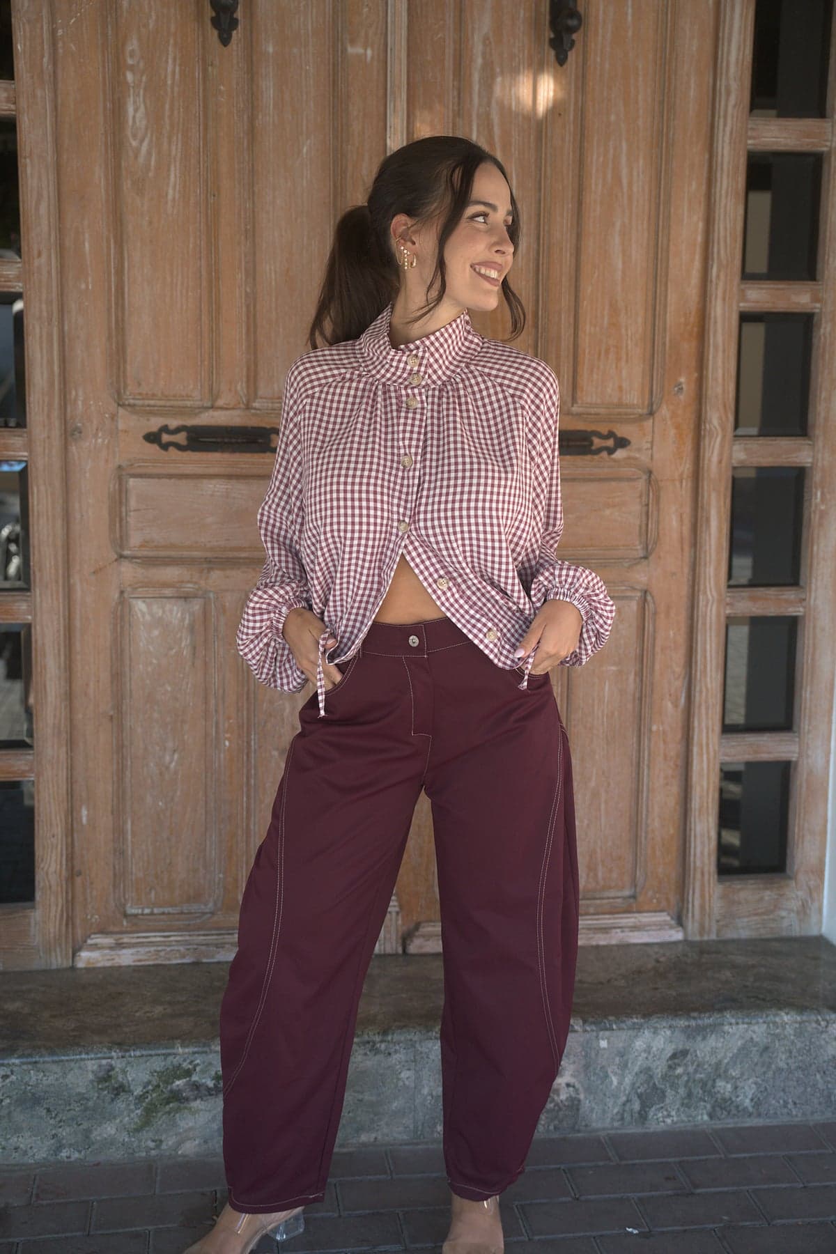 Blusa de cuadros con lazada Granate y Pantalón balloon pespuntes Granate, frente, otra pose