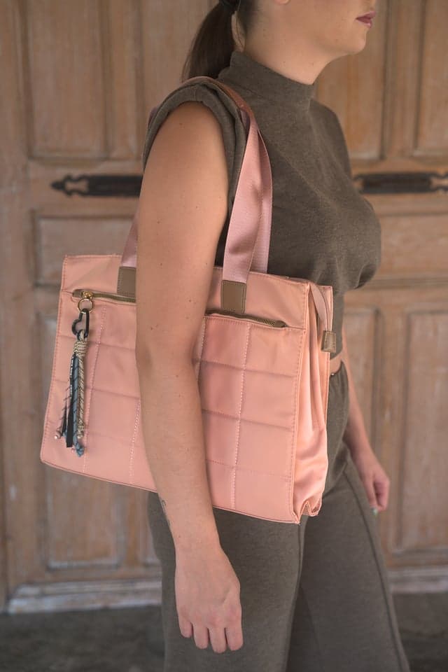 Bolso acolchado rosa, vista de perfil 1