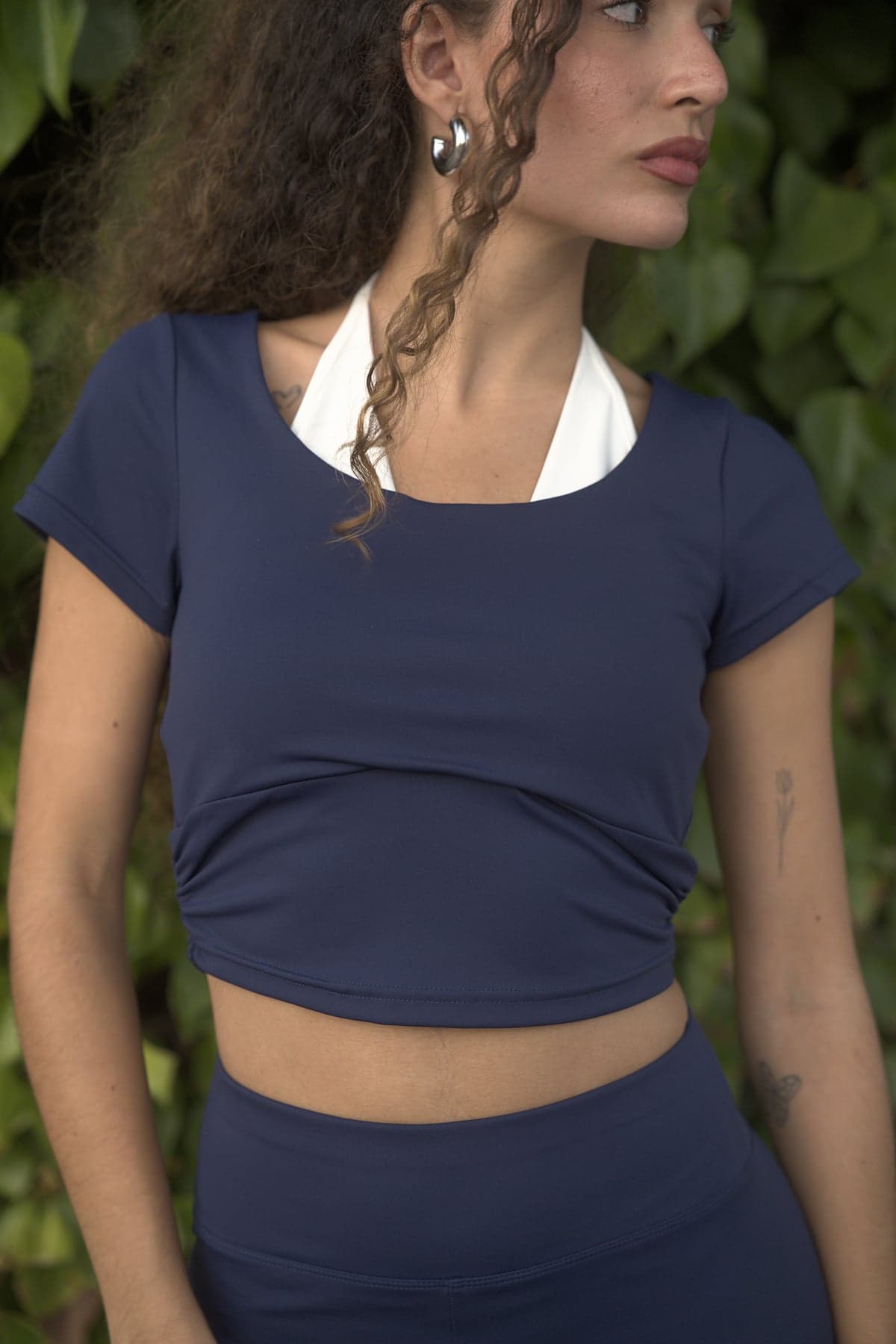 Conjunto deportivo azul marino, vista de frente 2