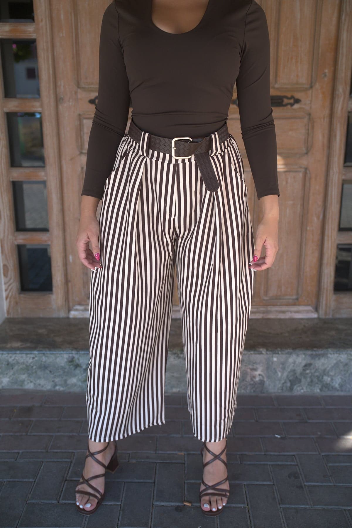 Pantalón de raya fina marrón, vista de frente 2