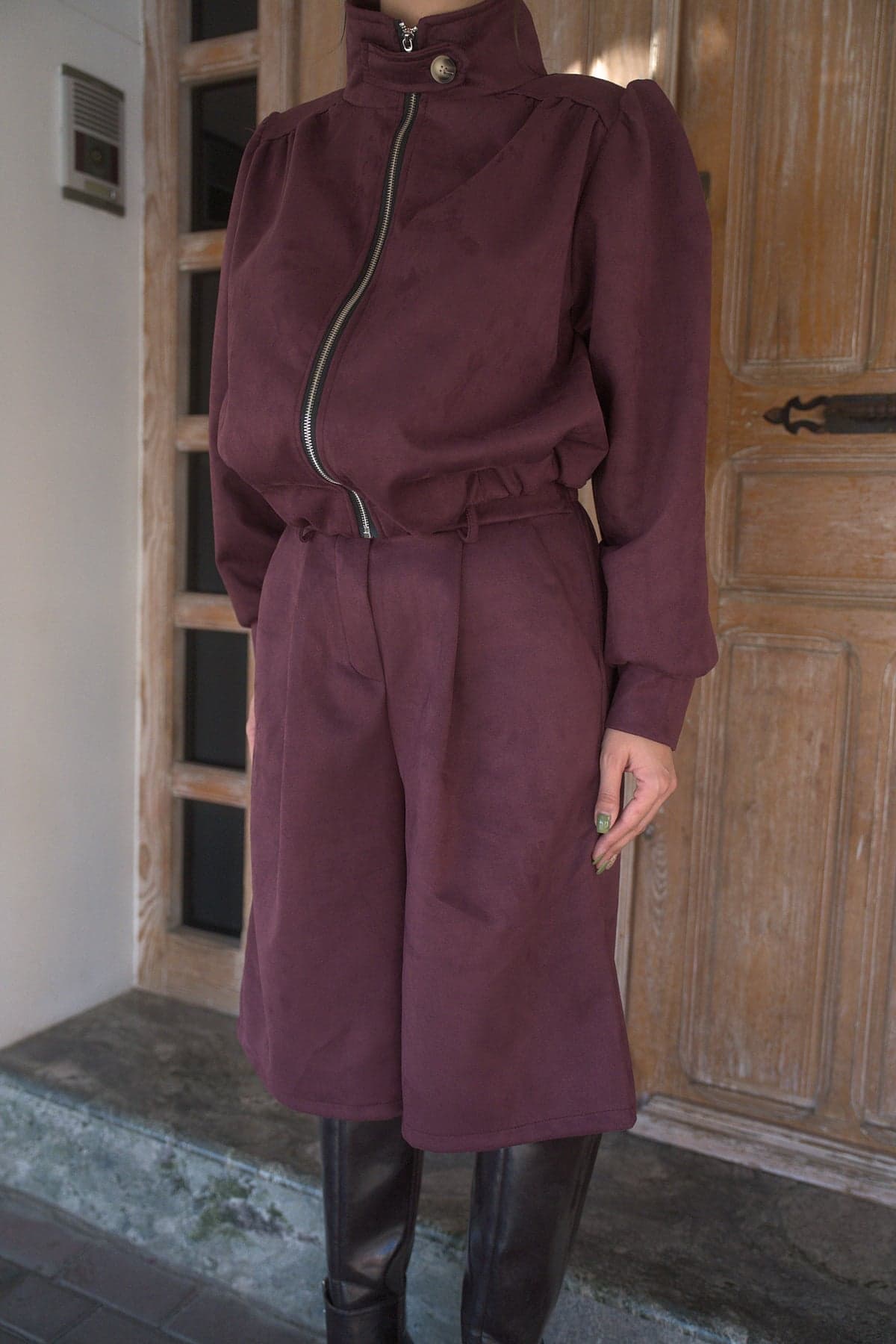 Chaqueta de ante Granate y Bermuda de ante Granate, detalle