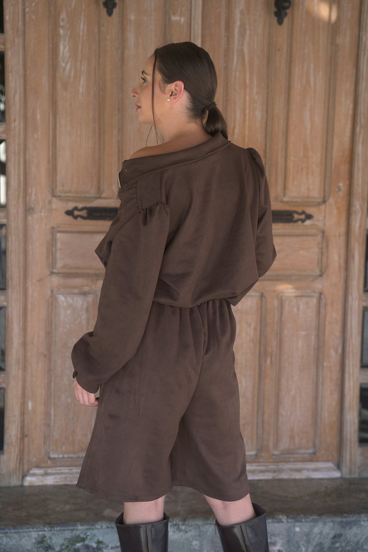 Chaqueta de ante Marrón y Bermuda de ante Marrón, espalda
