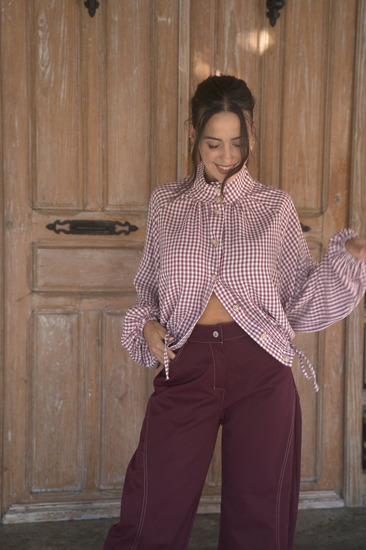 Blusa de cuadros con lazada Granate y Pantalón balloon pespuntes Granate, frente, de cerca