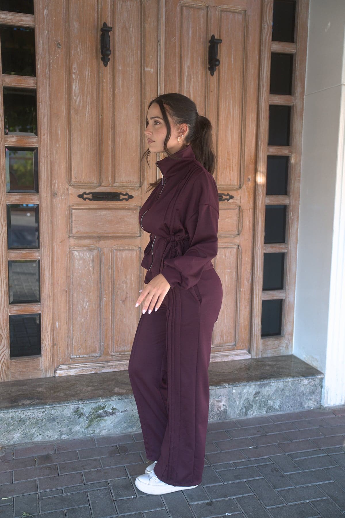Conjunto con cremallera Granate, perfil, otra pose