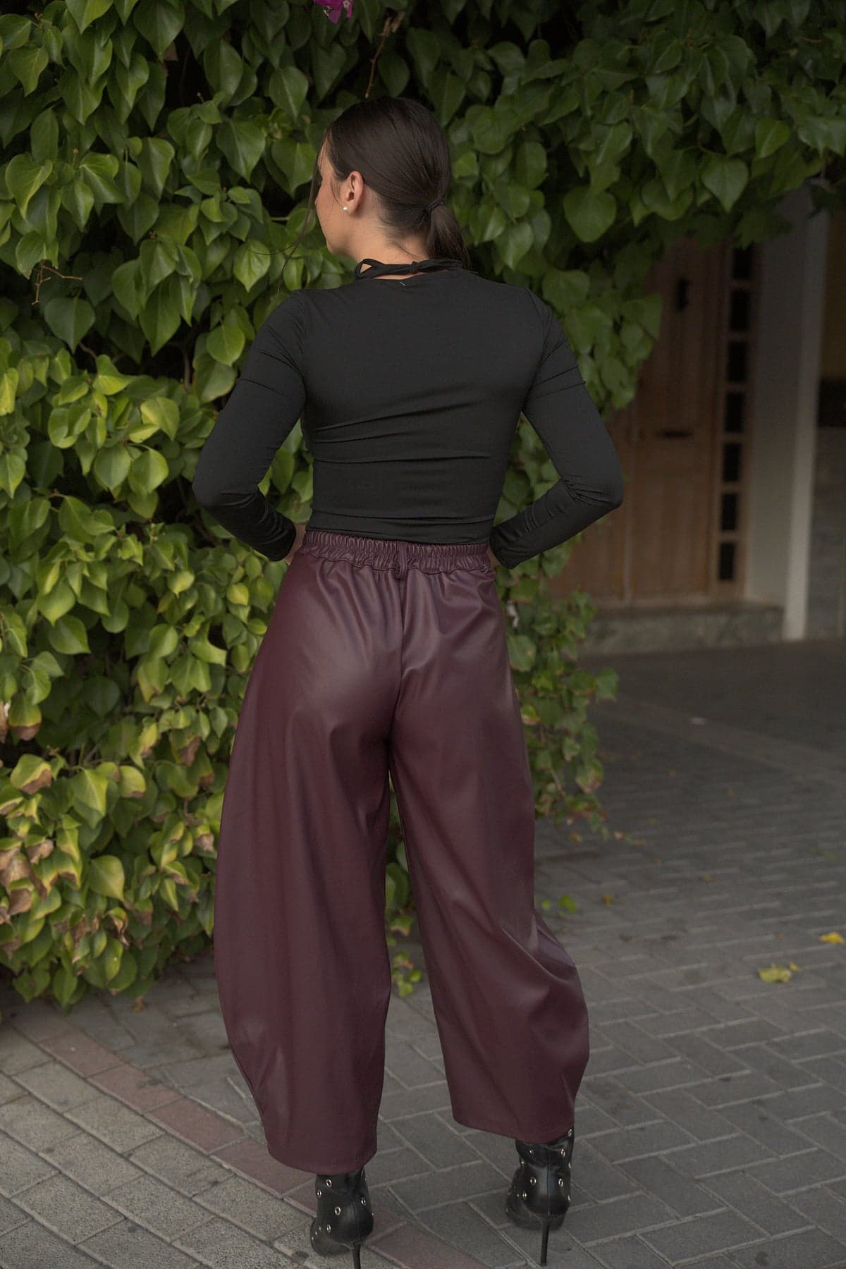 Body escote de encaje Negro y Pantalón balloon efecto piel Granate, espalda
