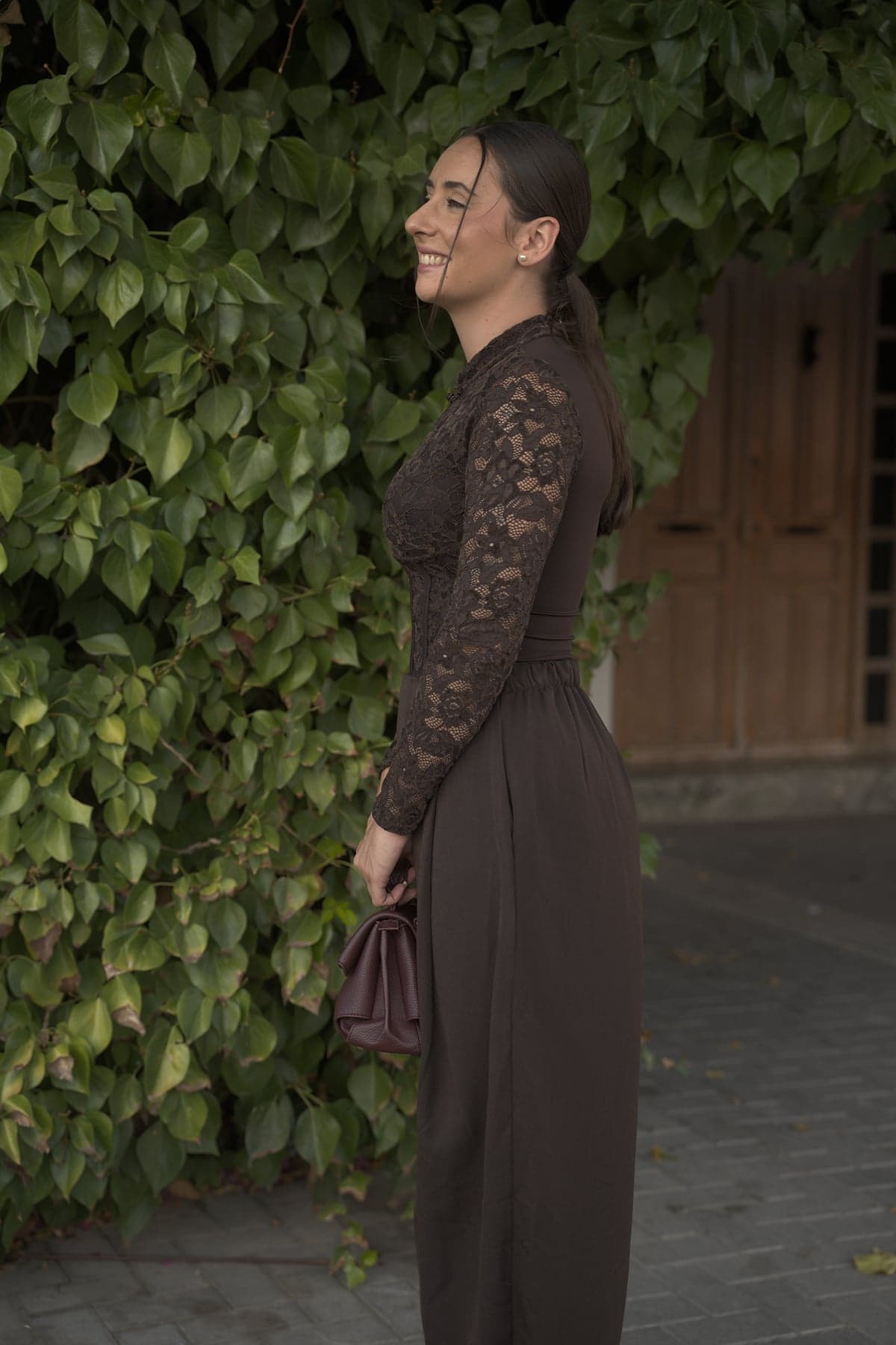 Bolso pequeño con solapa granate, vista de perfil 1