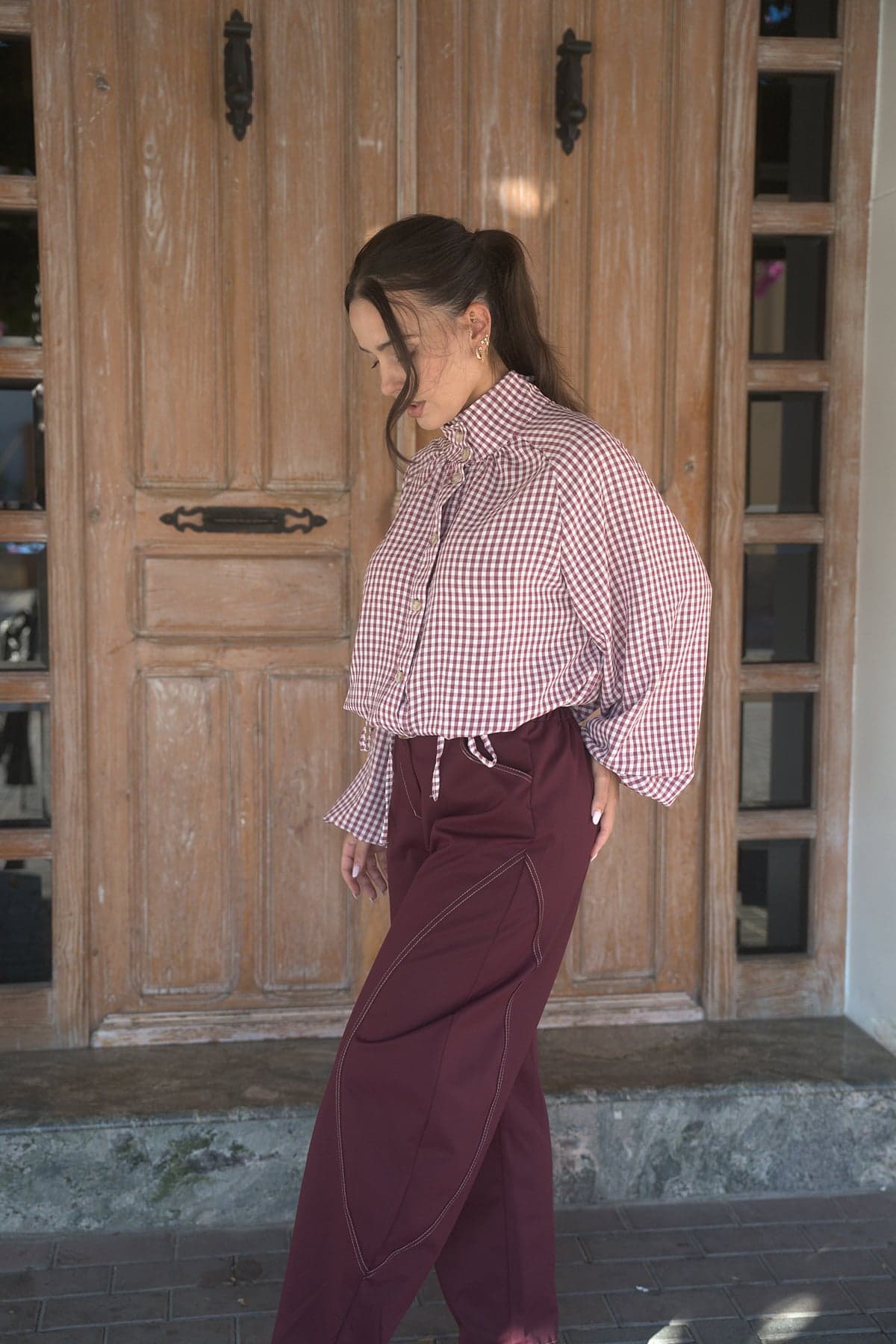 Blusa de cuadros con lazada Granate y Pantalón balloon pespuntes Granate, perfil