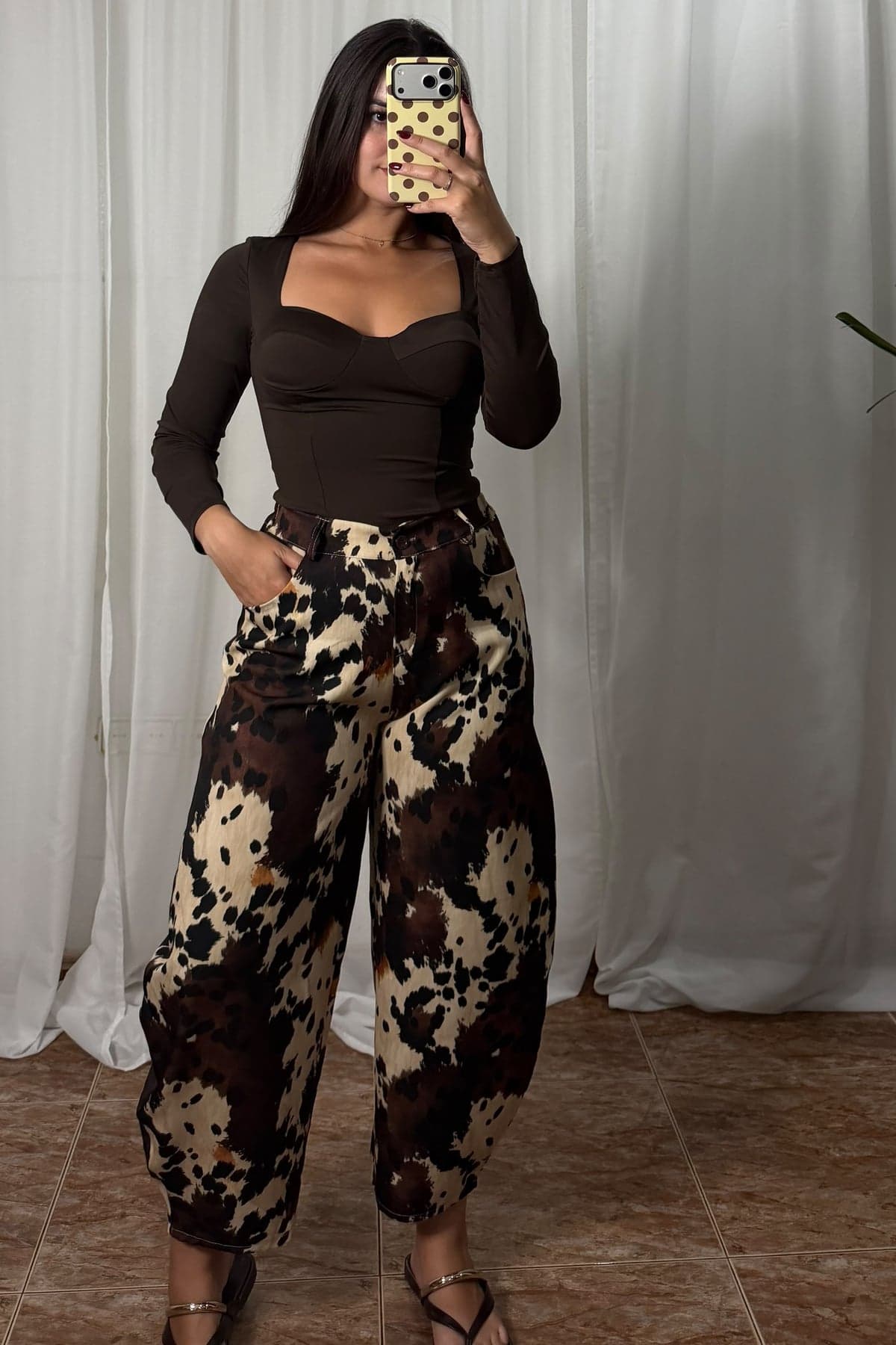 Pantalón animal print marrón, look de espejo de Victoria