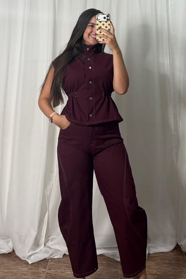 Chaleco de botones granate con pantalón balloon pespuntes granate, look de espejo de Victoria