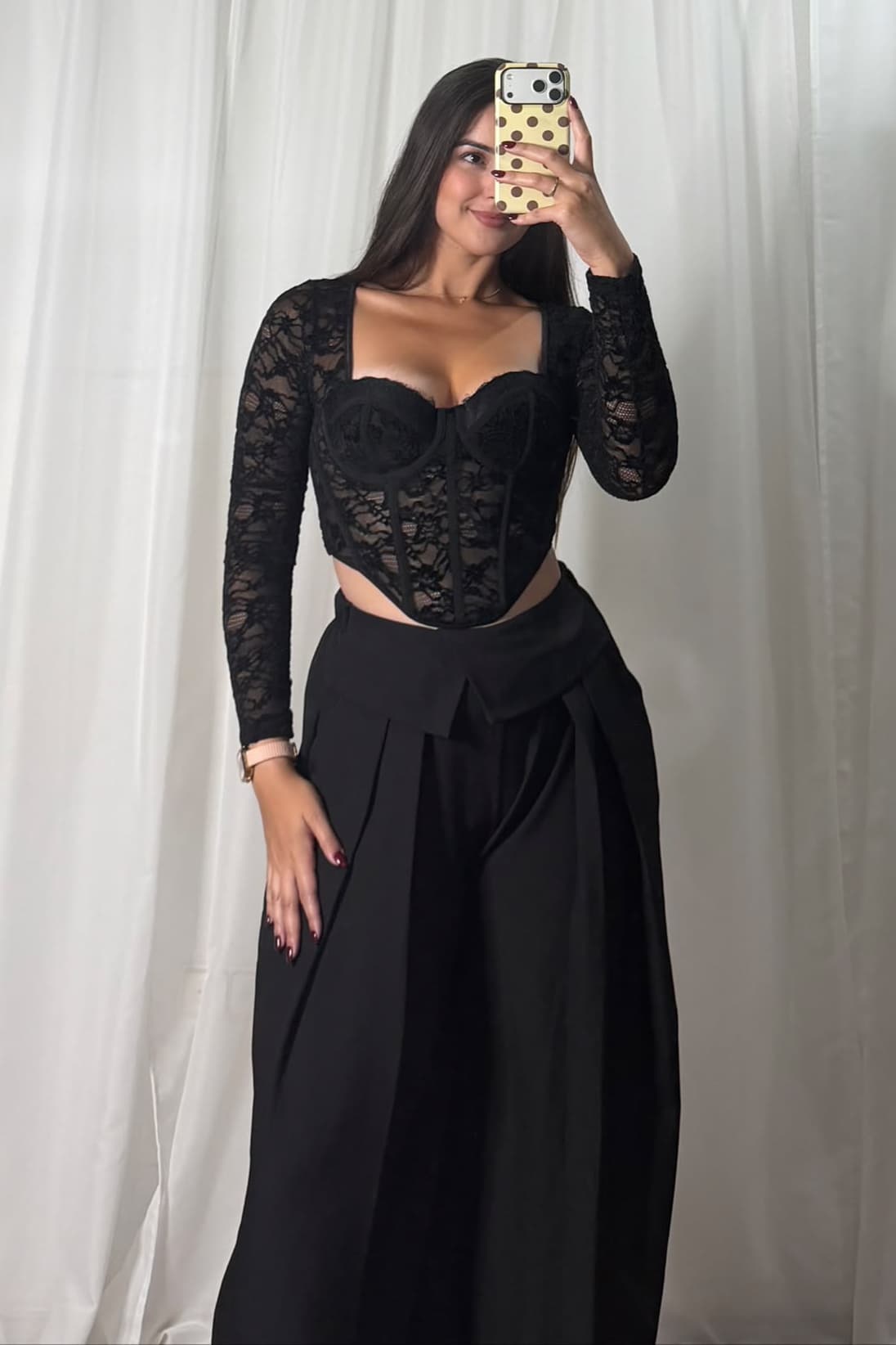 Corset de encaje manga larga negro con pantalón de cintura doblada negro, look de espejo de Victoria