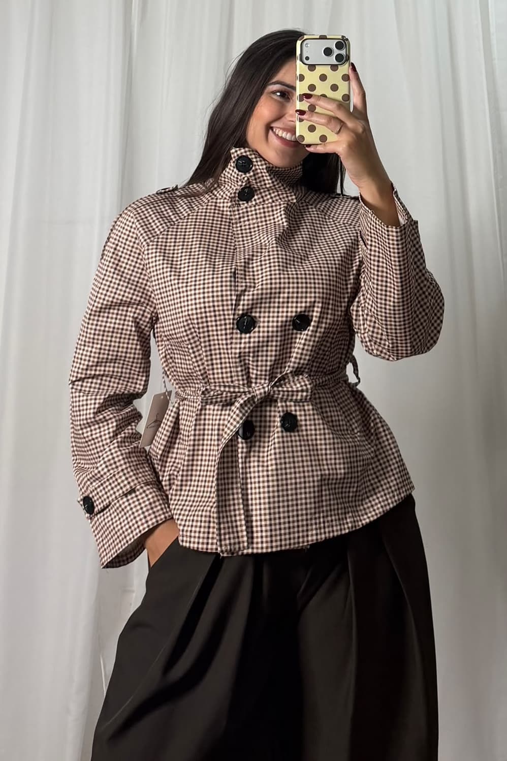 Chaqueta impermeable de cuadros marrón, look de espejo de Victoria, de cerca