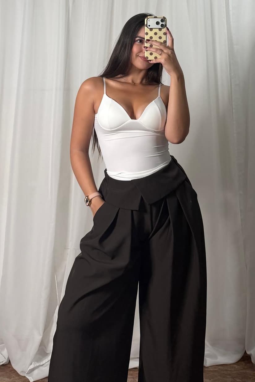 Top de tirantes Blanco y Pantalón de cintura doblada Marrón, look de espejo de Victoria